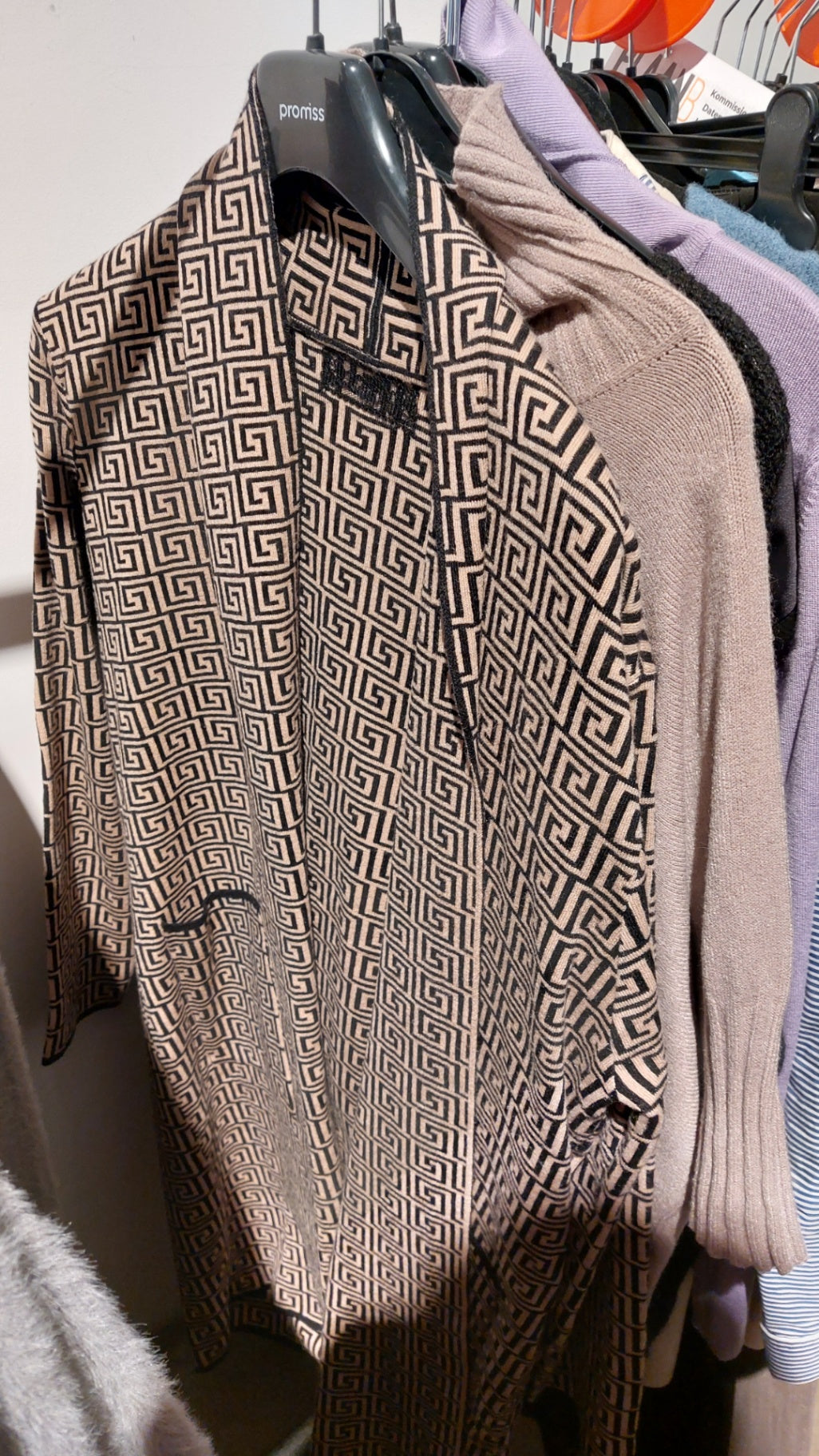 Cardigan Beige mit schwarzem Muster Größe: M