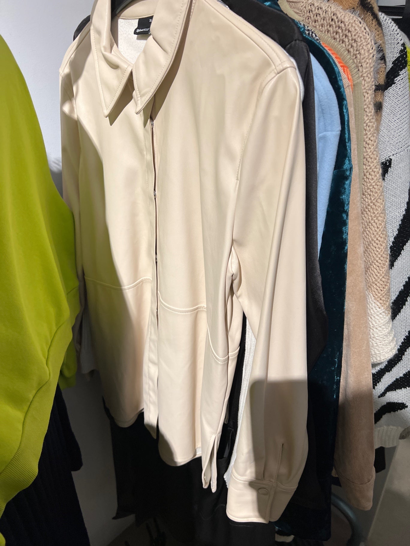 Gina Tricot Kunstleder-Hemd Größe: 36