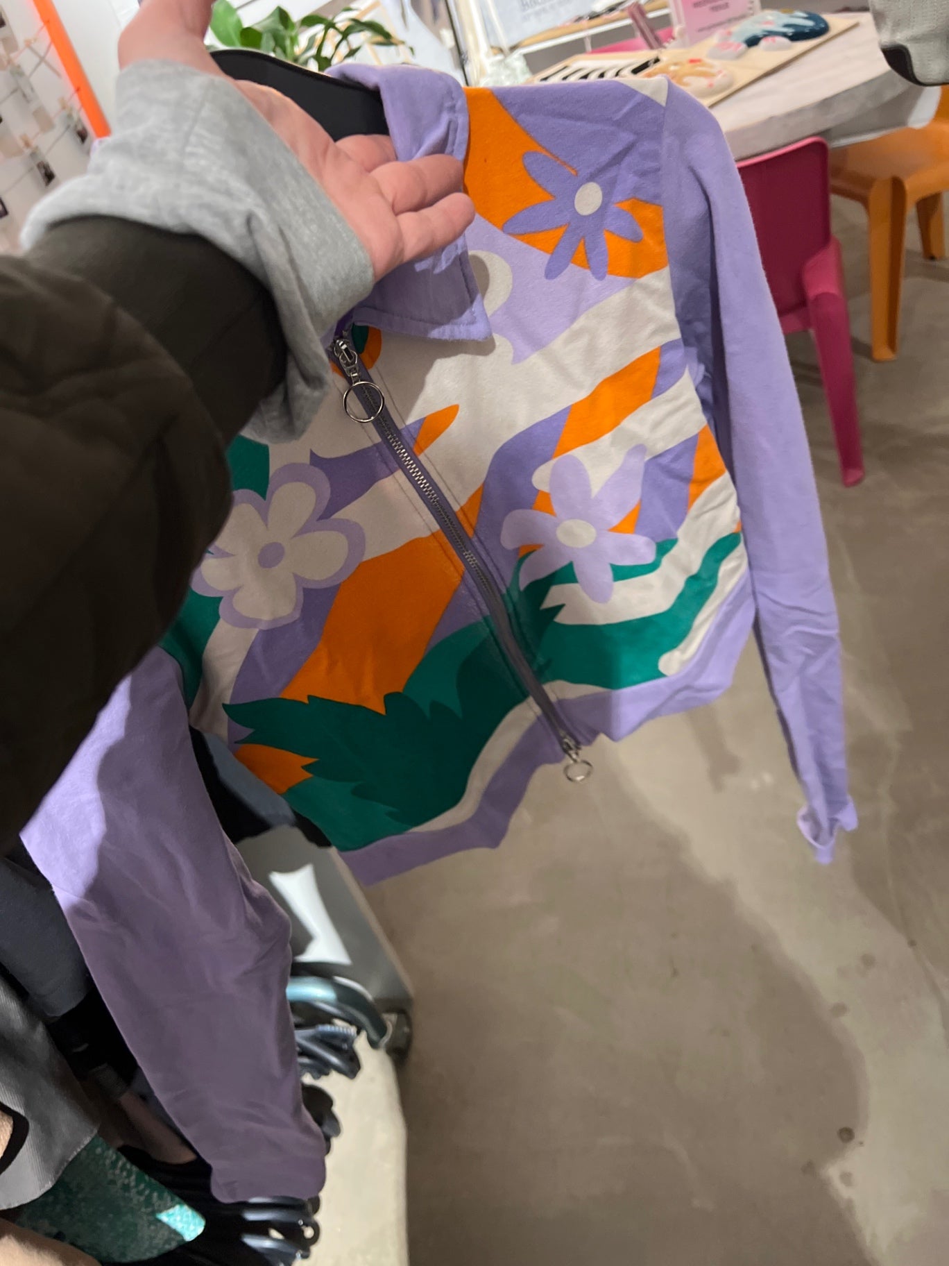 H&M Sweatjacke Lila mit bunten Mustern Größe: S
