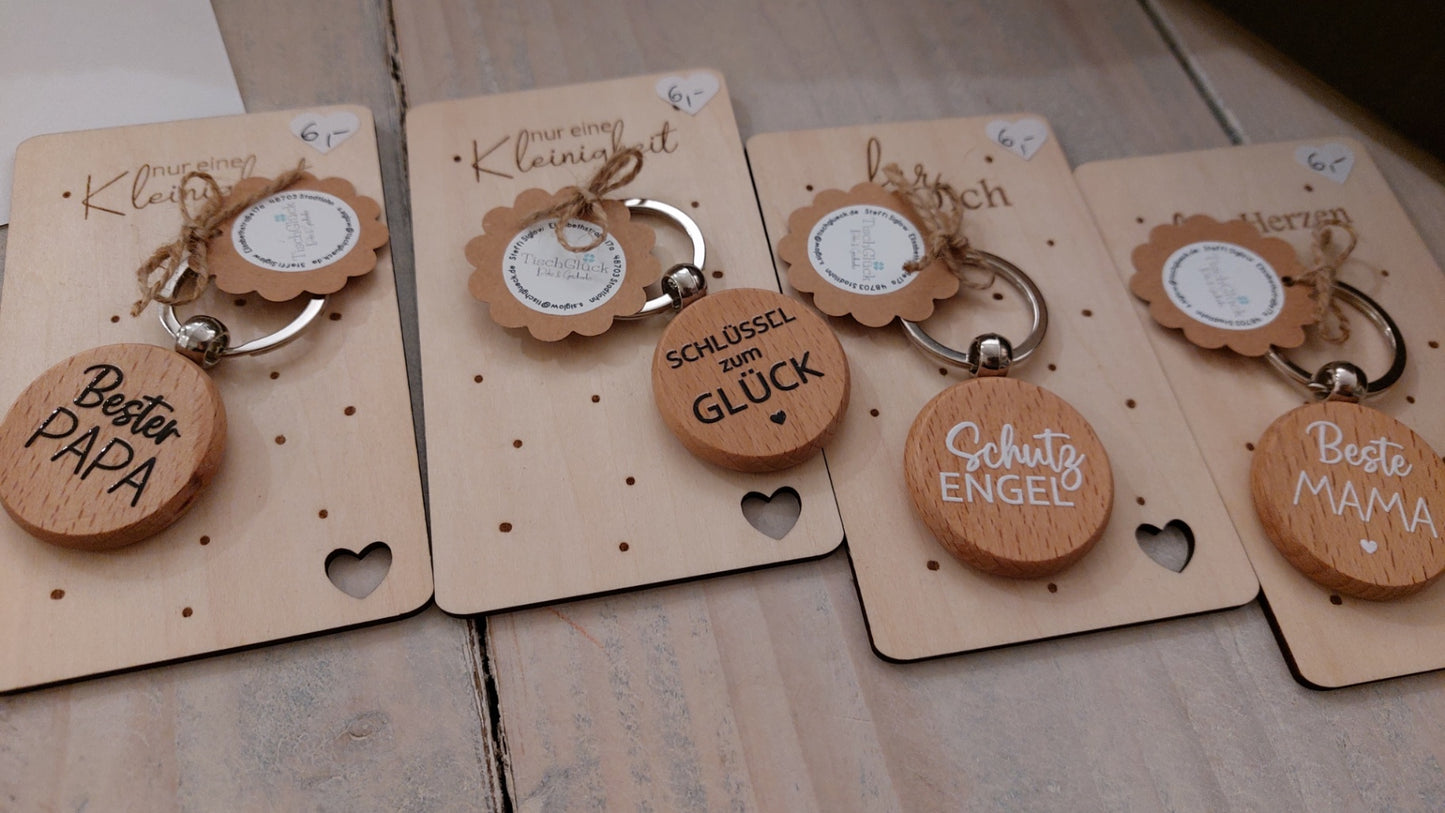 TischGlück Schlüsselanhänger Holz auf Holzkarte