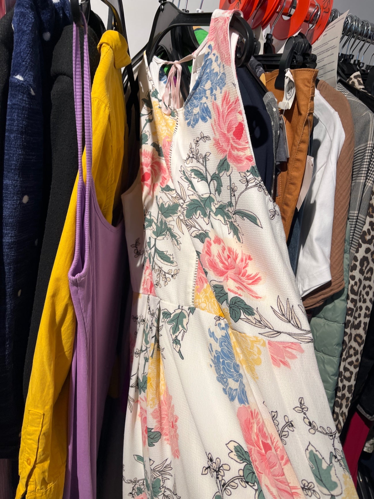 Amisu Kleid Weiß mit bunten Blumenmustern Größe: 40