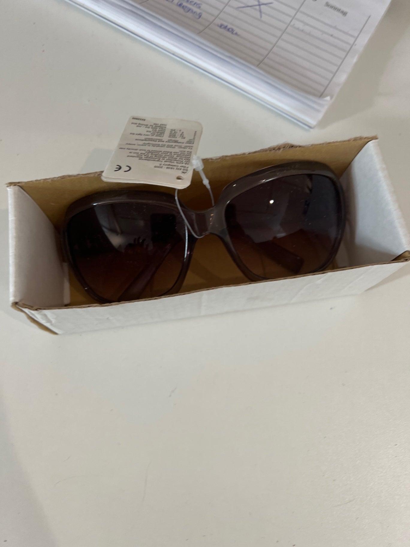 NEU AVON Sonnenbrille Schwarz