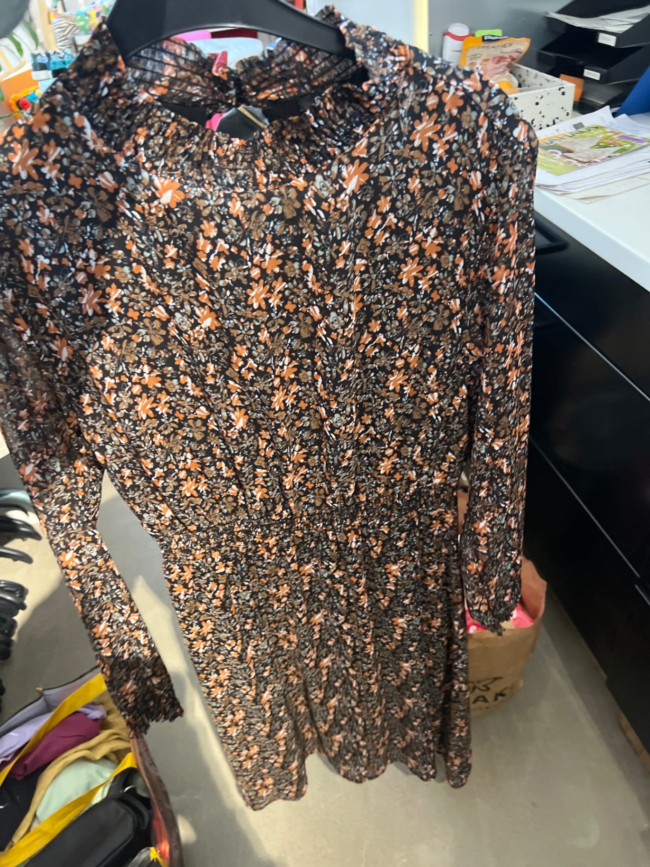 Emara Kleid Schwarz mit Blütenmuster Größe: M