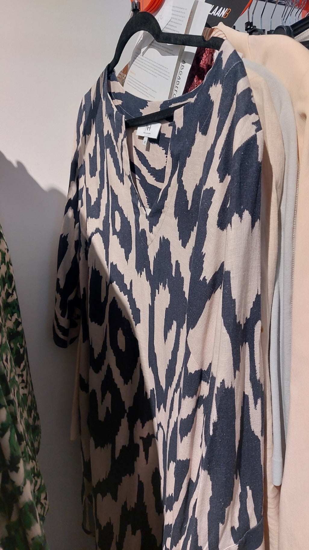 NH Kleid Beige und Schwarz Größe: L