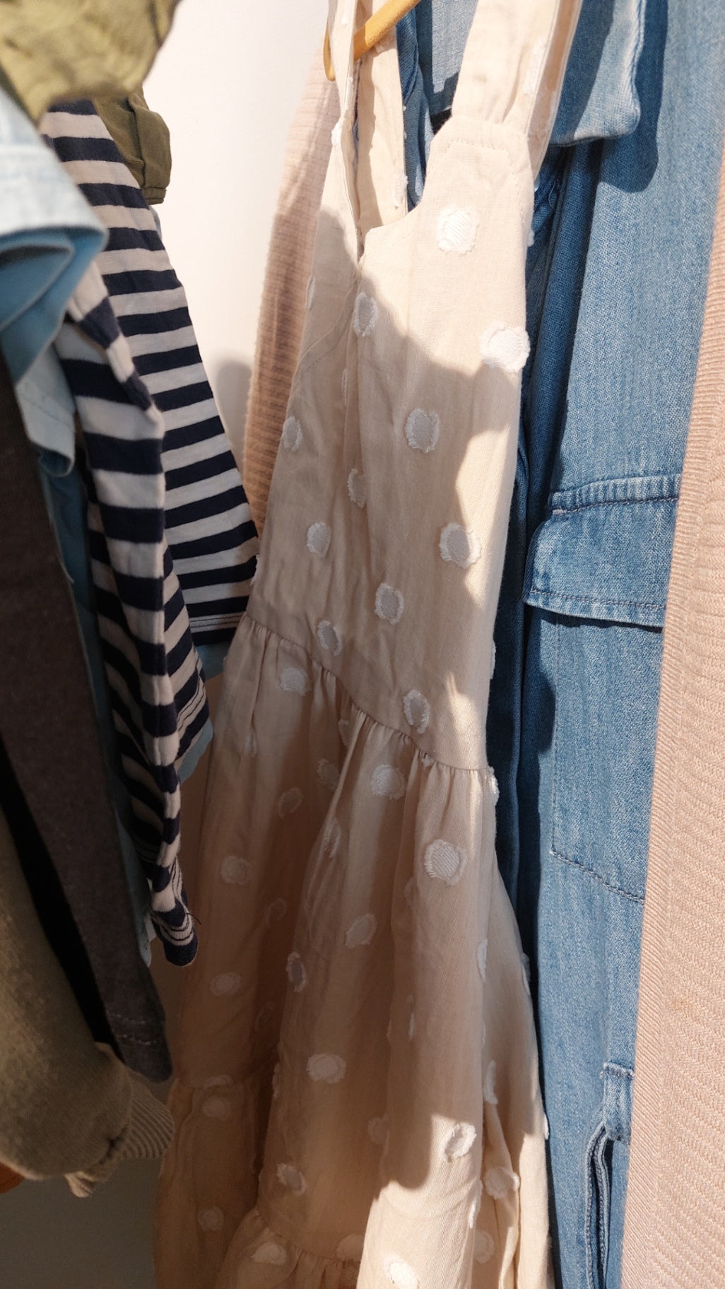 Kleid Beige und Weiß Größe: 140