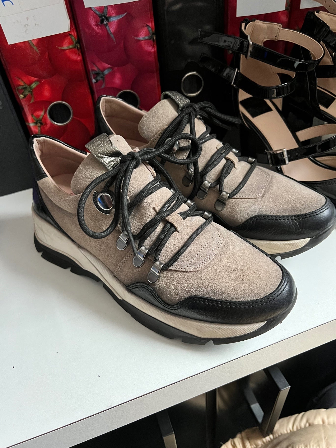 Hispanitas Sneaker Beige Schwarz Größe: 39
