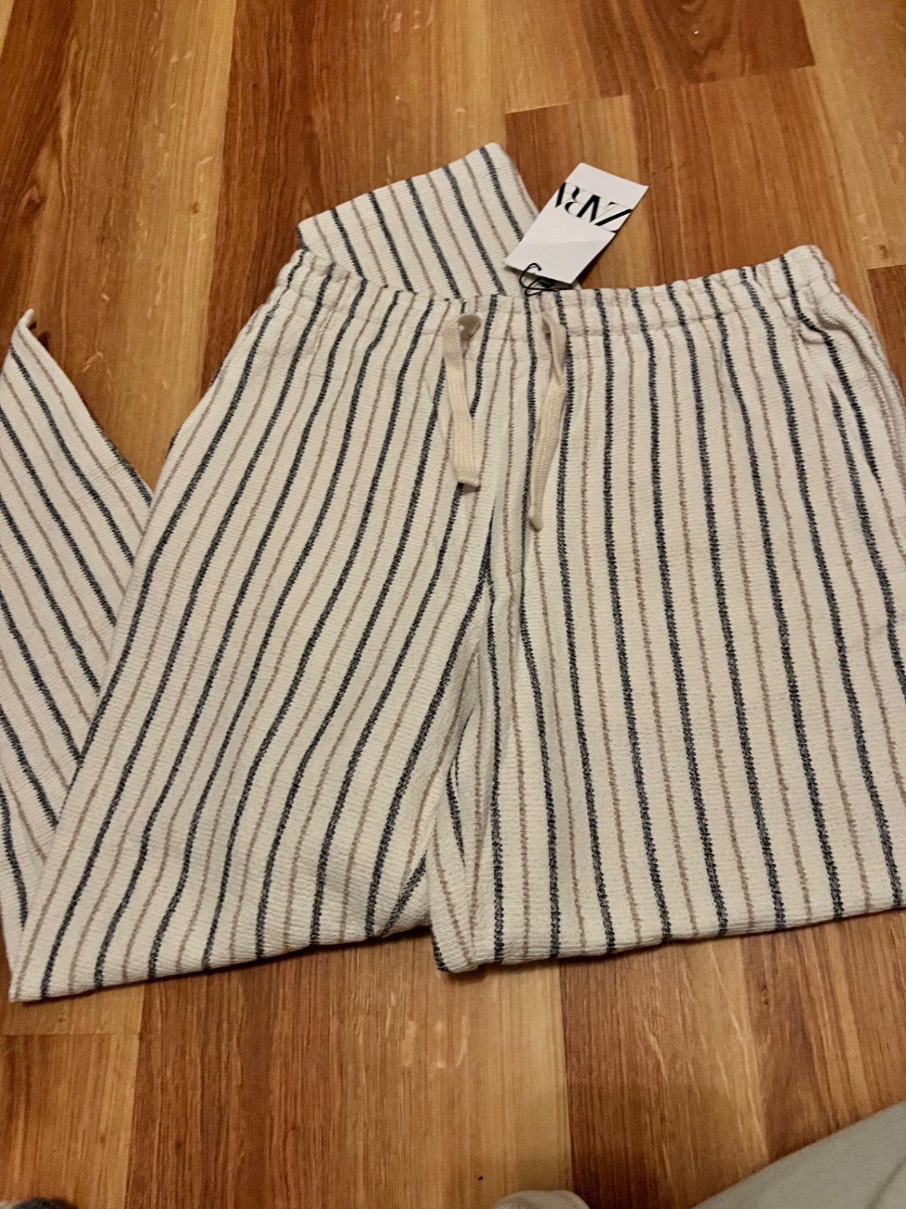 NEU Zara Stoffhose Beige Streifen Größe: M