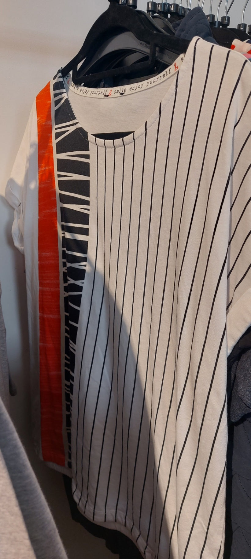 T-Shirt Weiß mit Schwarz, Rot Gr.: M