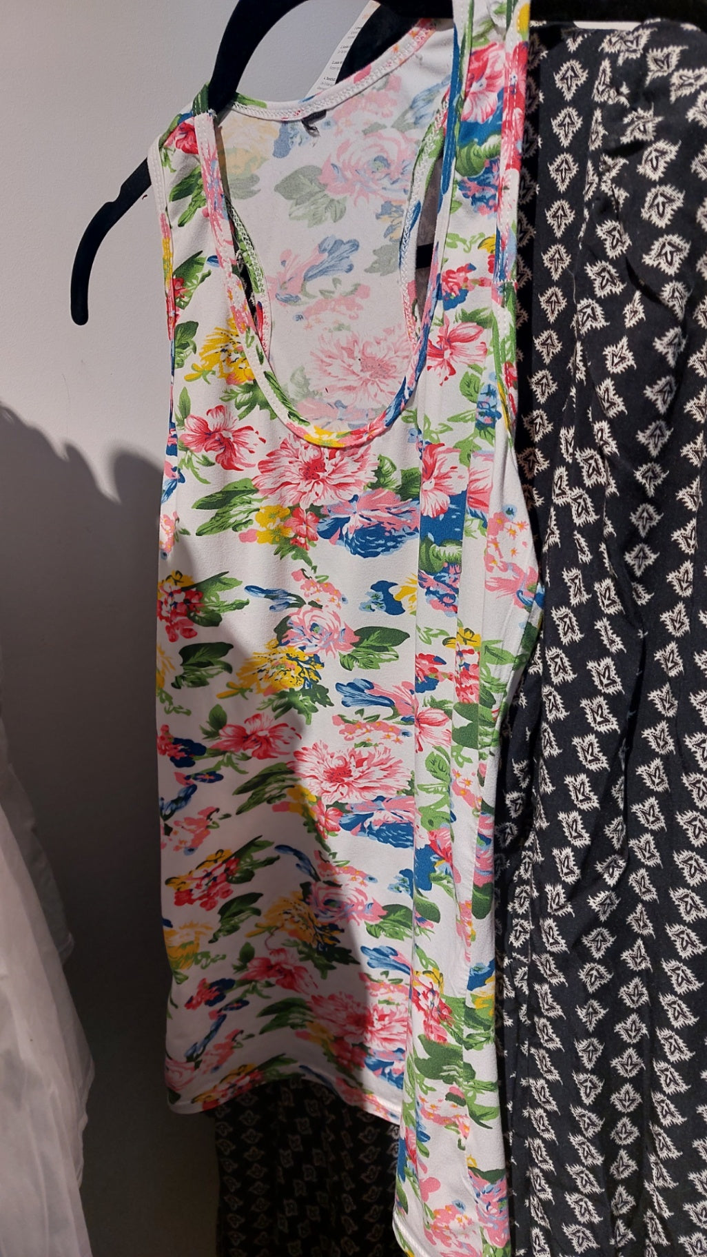 Top Weiß mit buntem Blumenmuster Gr.: XS