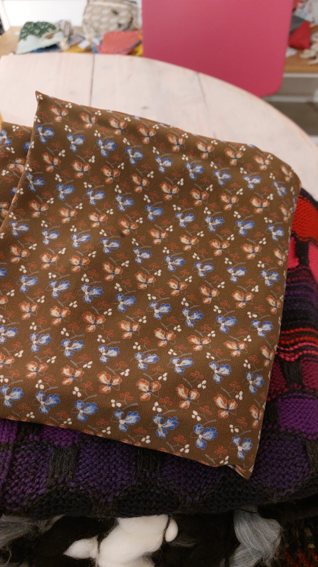 Tuch Tuch Braun mit blumigem Muster