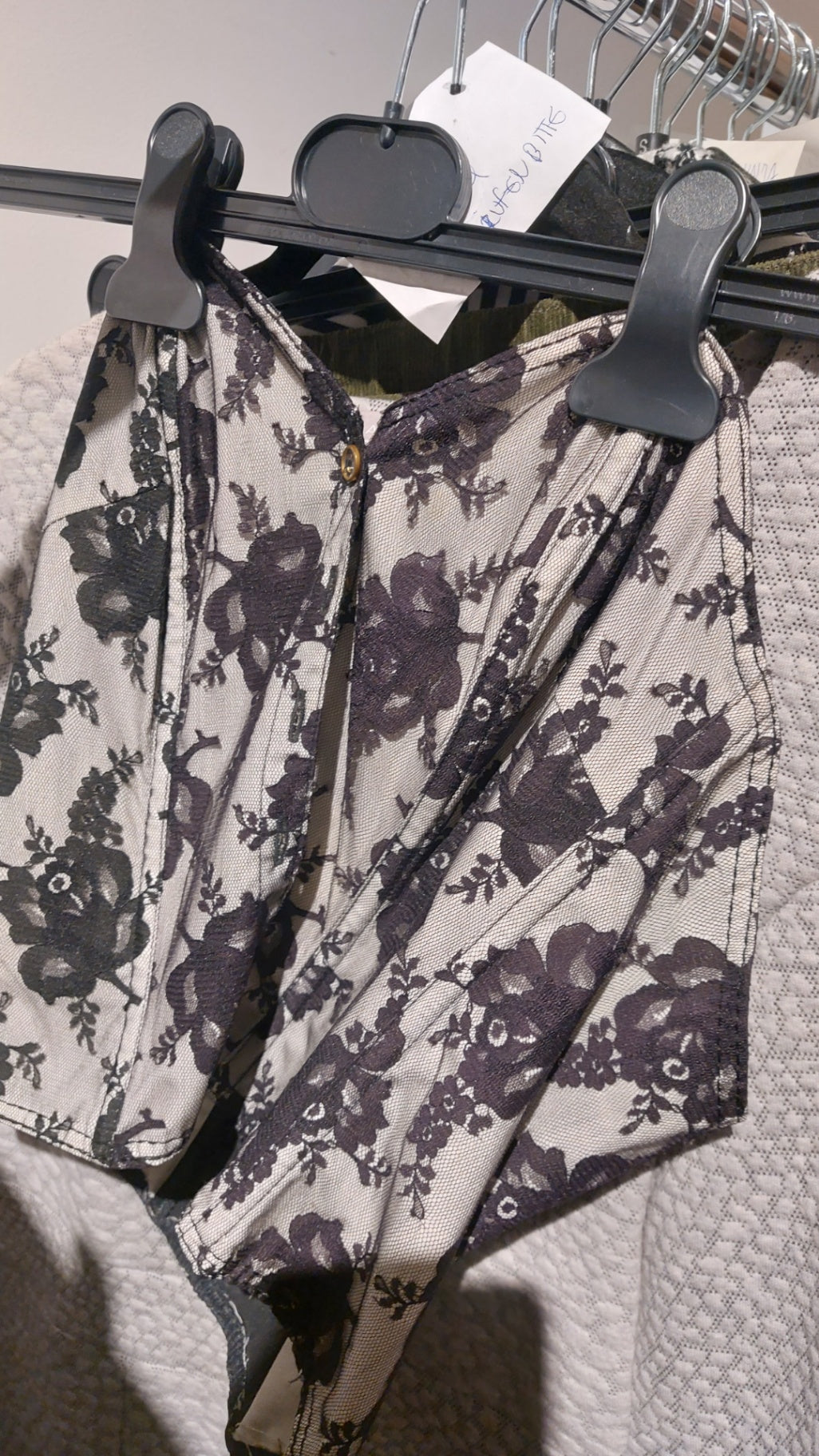 Top Grau mit schwarzen Blumen