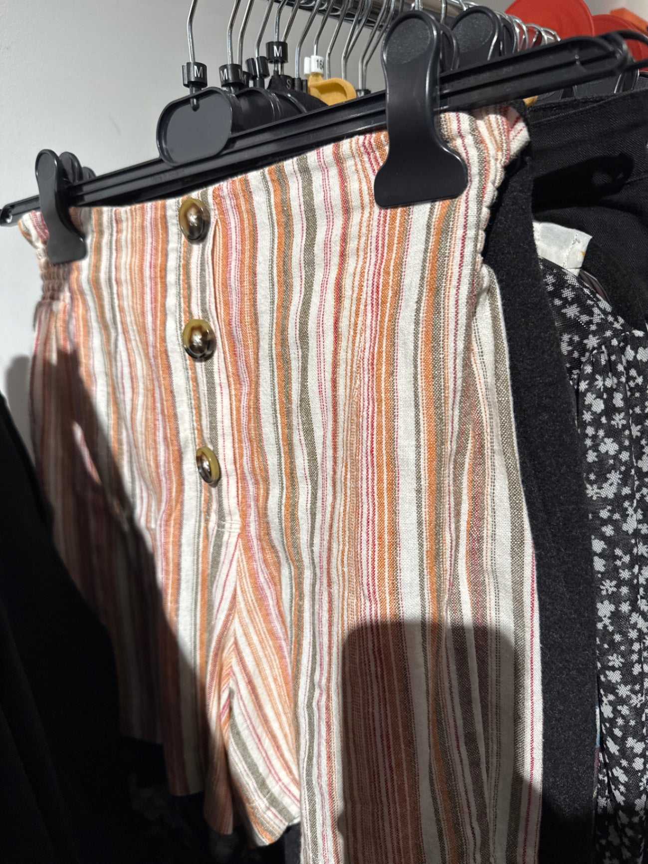 Clockhouse Shorts Beige mit bunten Streifen Gr.: M