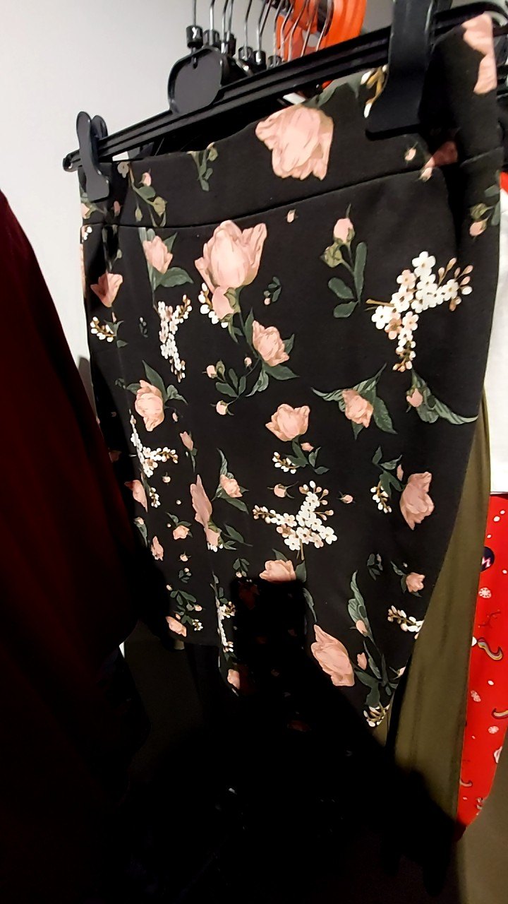 Amisu Rock Schwarz mit rosa Blumen Gr.: XL