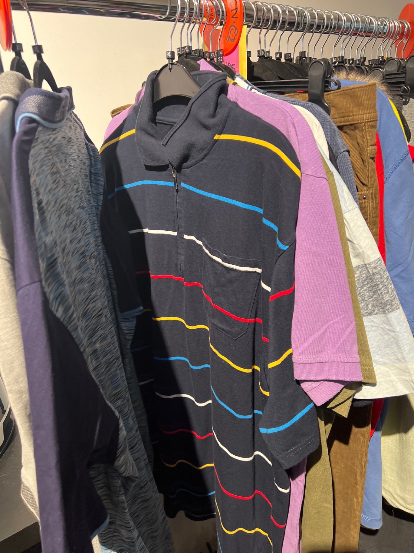 Poloshirt schwarz mit bunten Linien Gr.: XXXL