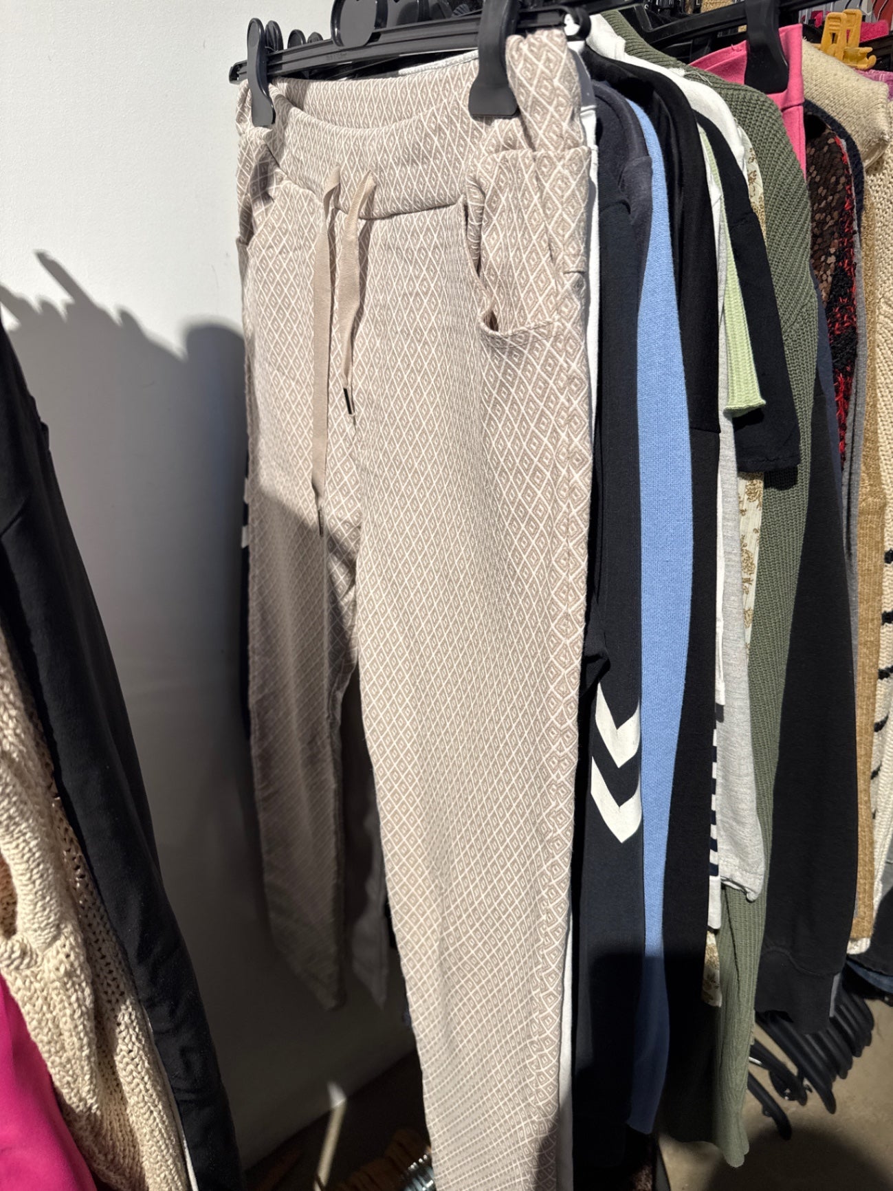 Joggpants Beige mit weißem Muster Gr.: M