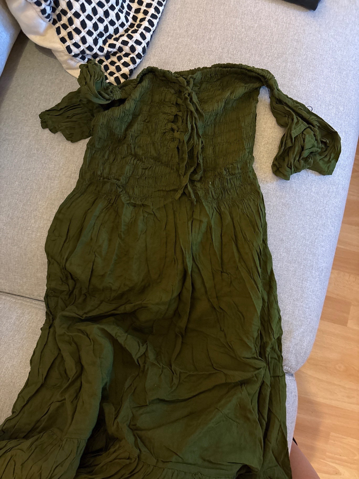 Kleid Olivgrün Rüschen Gr.: S