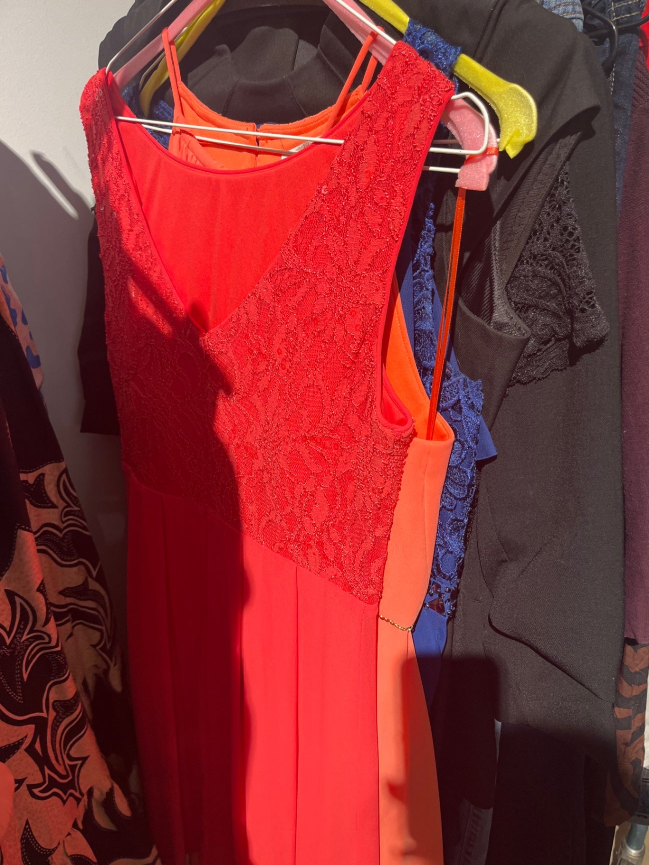 Kleid Rotorange mit Spitze Gr.: M