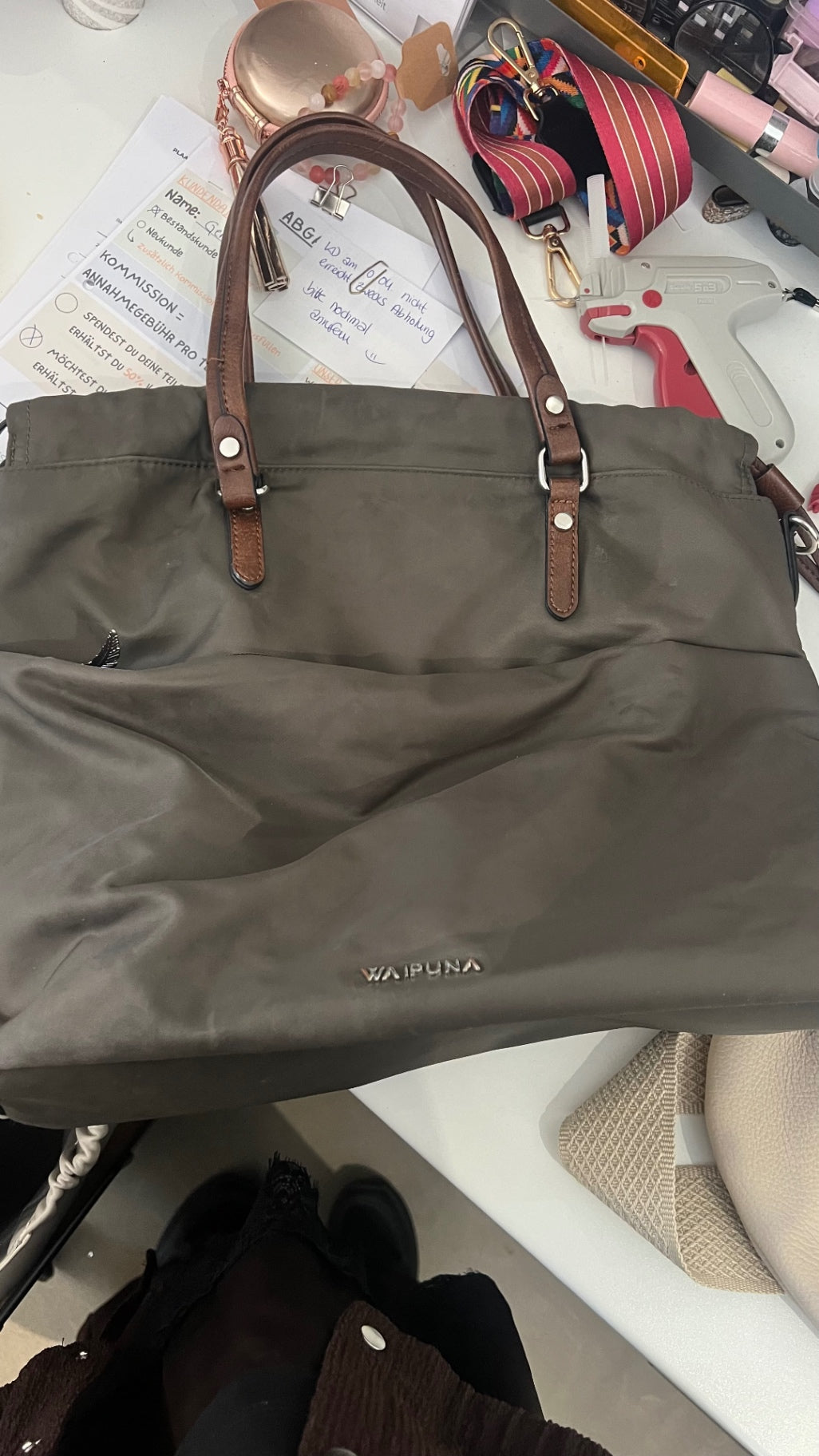 Waipuna Handtasche Olivgrün