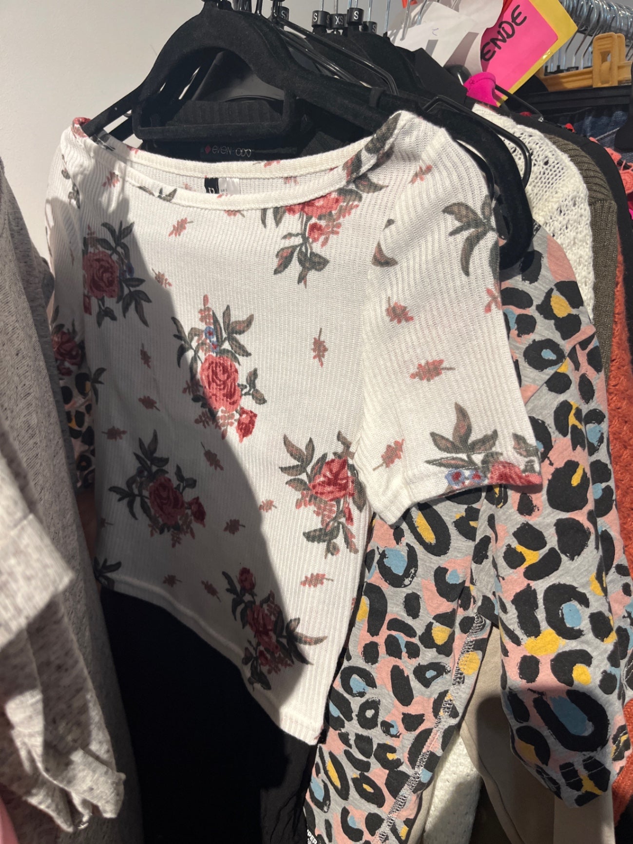 DIVIDED T-Shirt Weiß Rosen Gr.: S