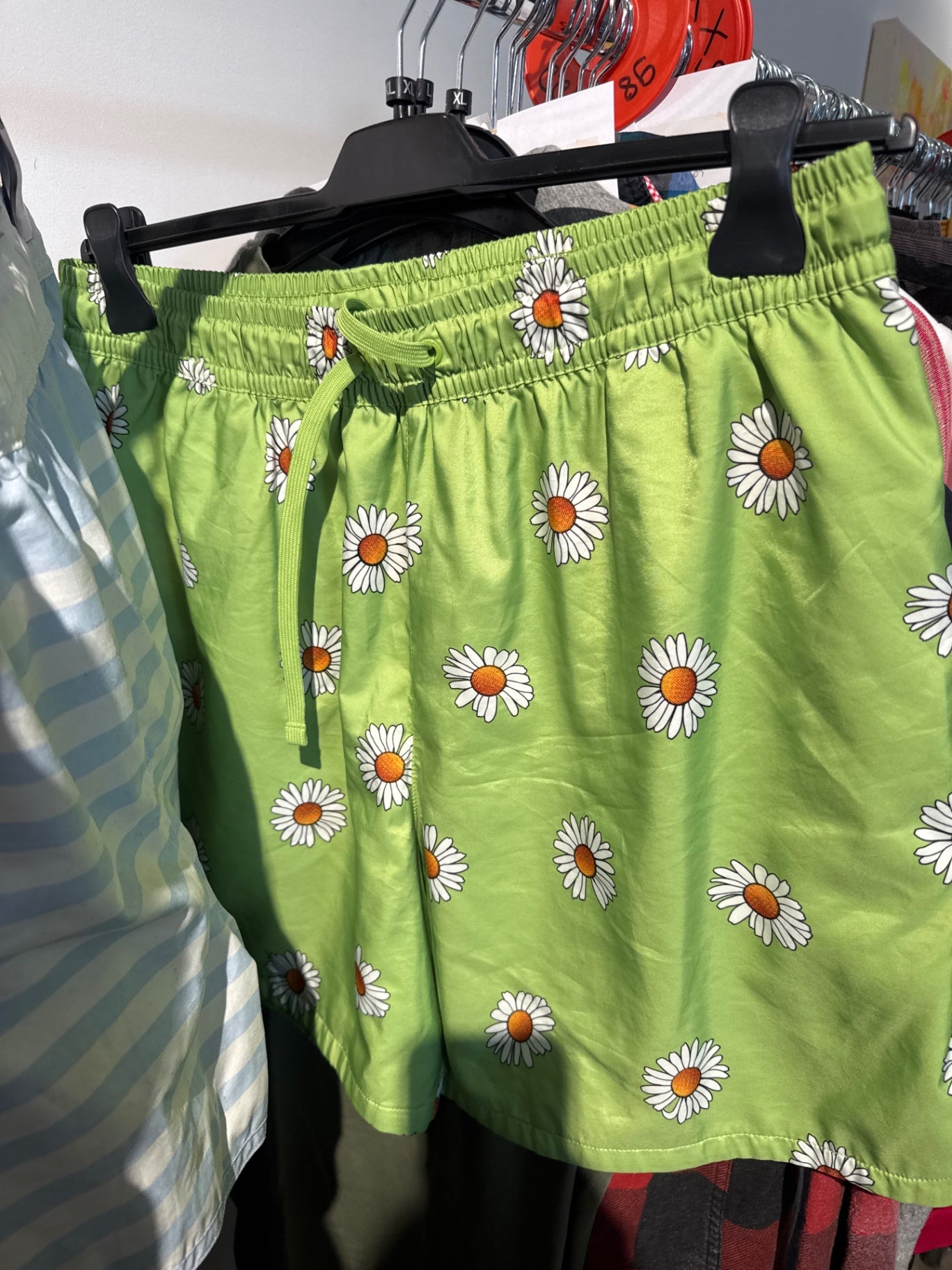 Nike Badeshorts Grün mit Gänseblümchen Gr.: