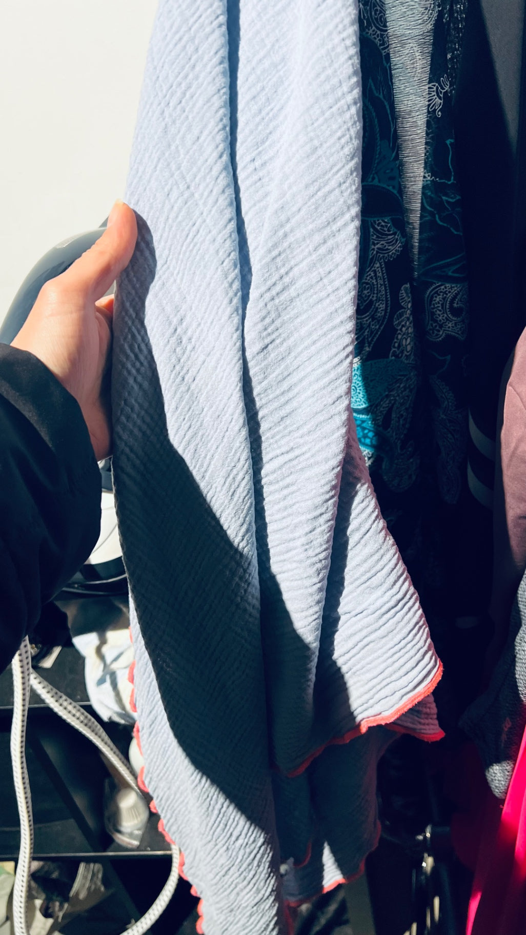 Schal Blau mit roten Nähten