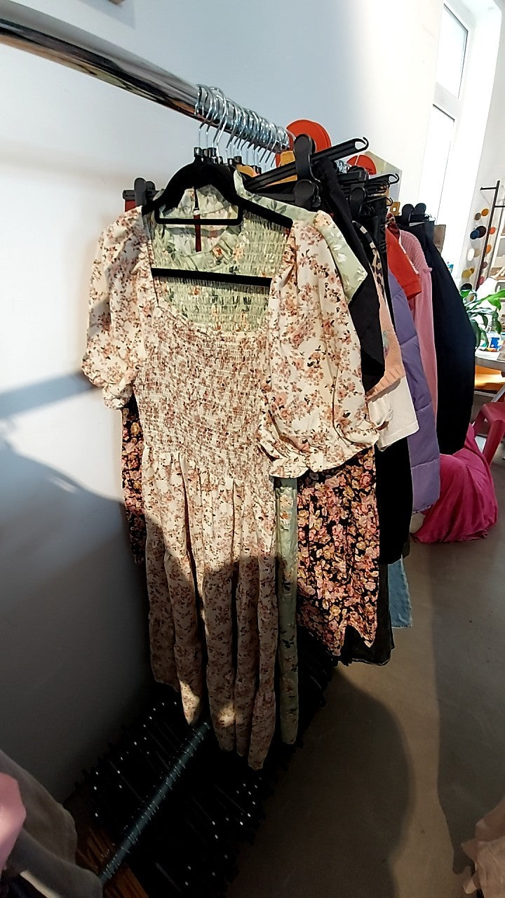 Kleid Beige mit rosa Muster Gr.: M