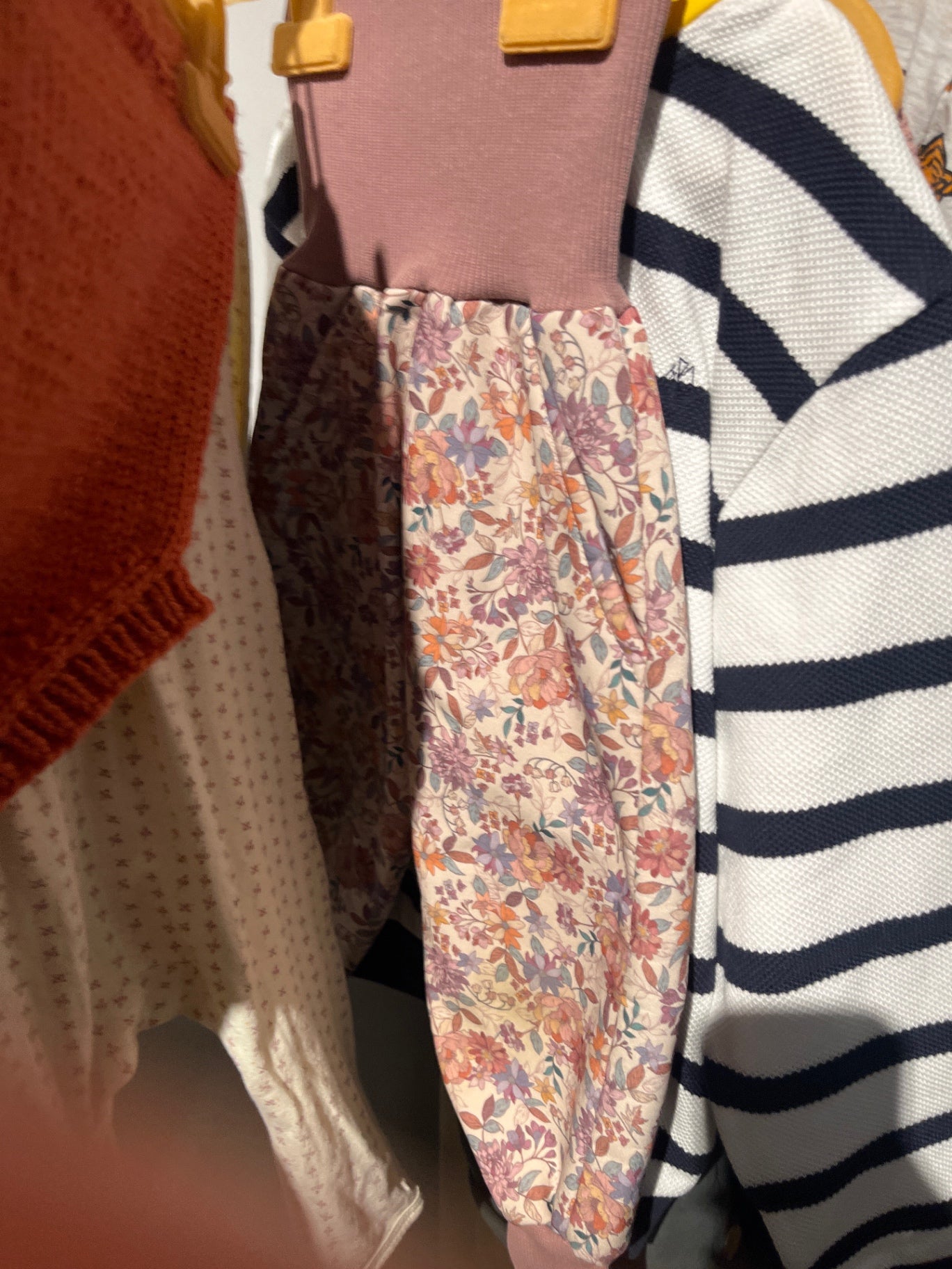 Handmade Hose Altrosa Blumen