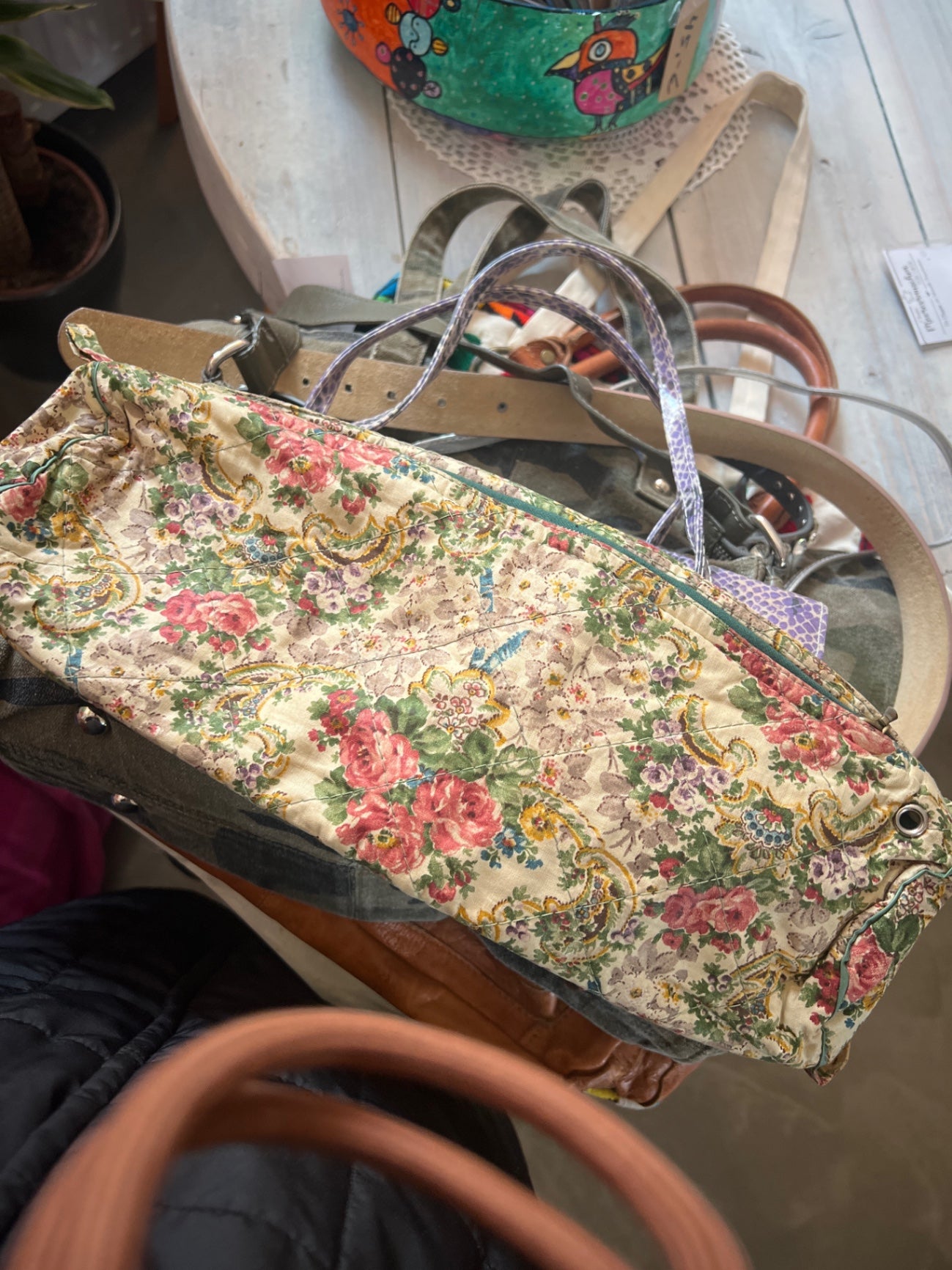 Tasche Beige mit buntem Blumendekor