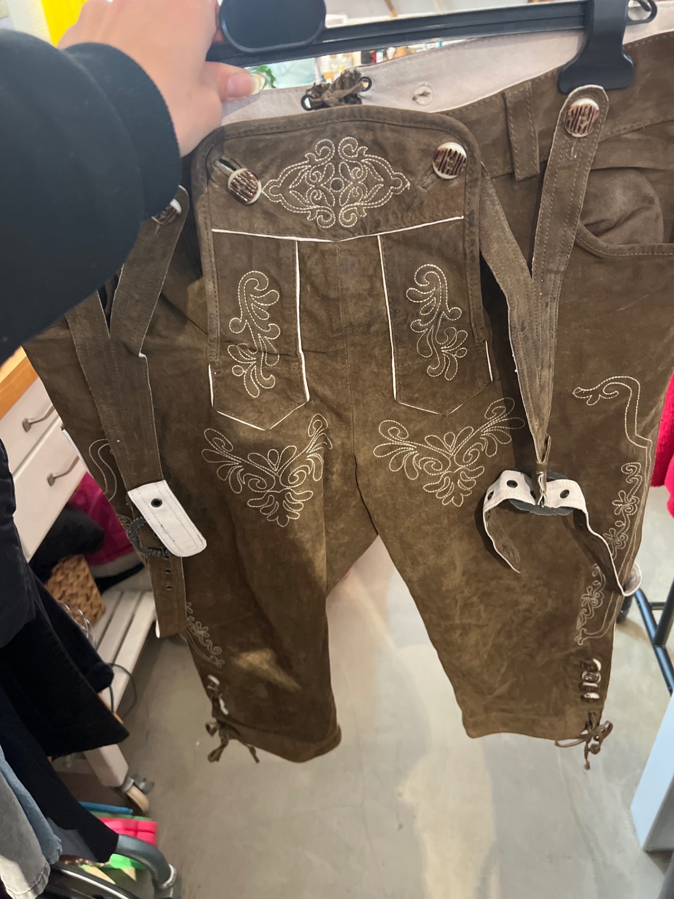 Trachtenhose Braun weiße Stickereien
