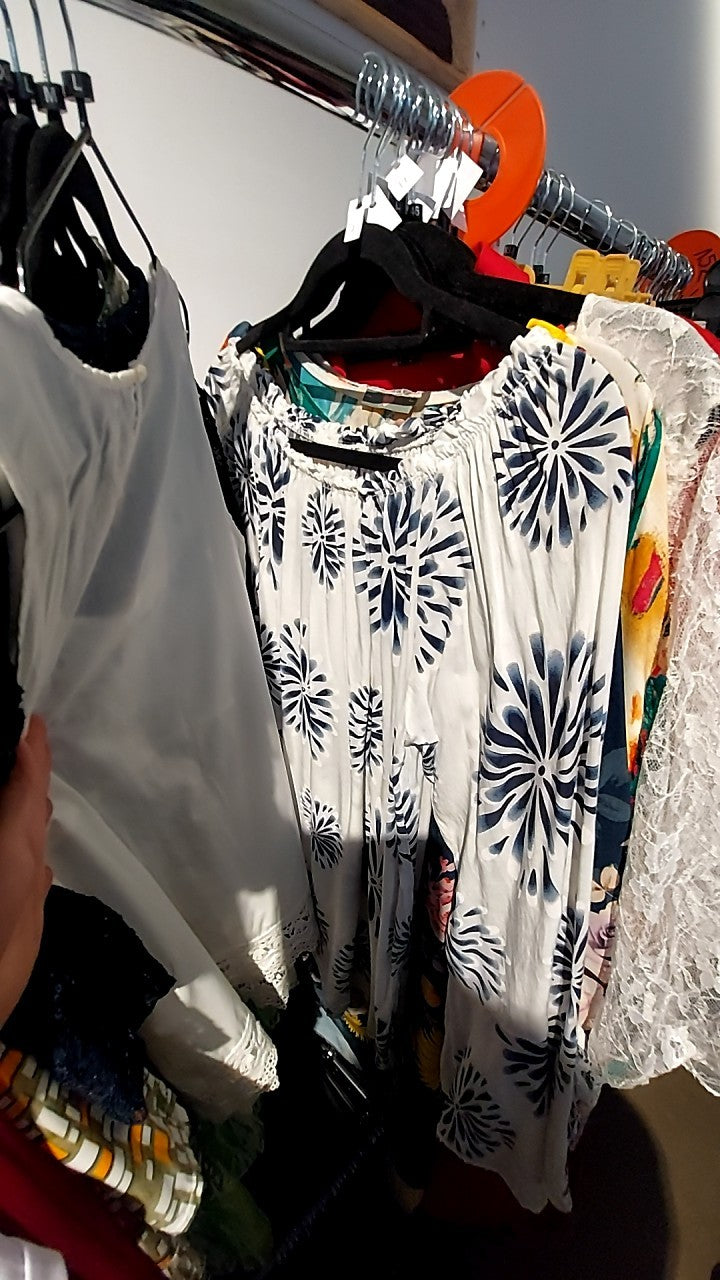 Blusenshirt Weiß mit blauen Blumen Gr.: L