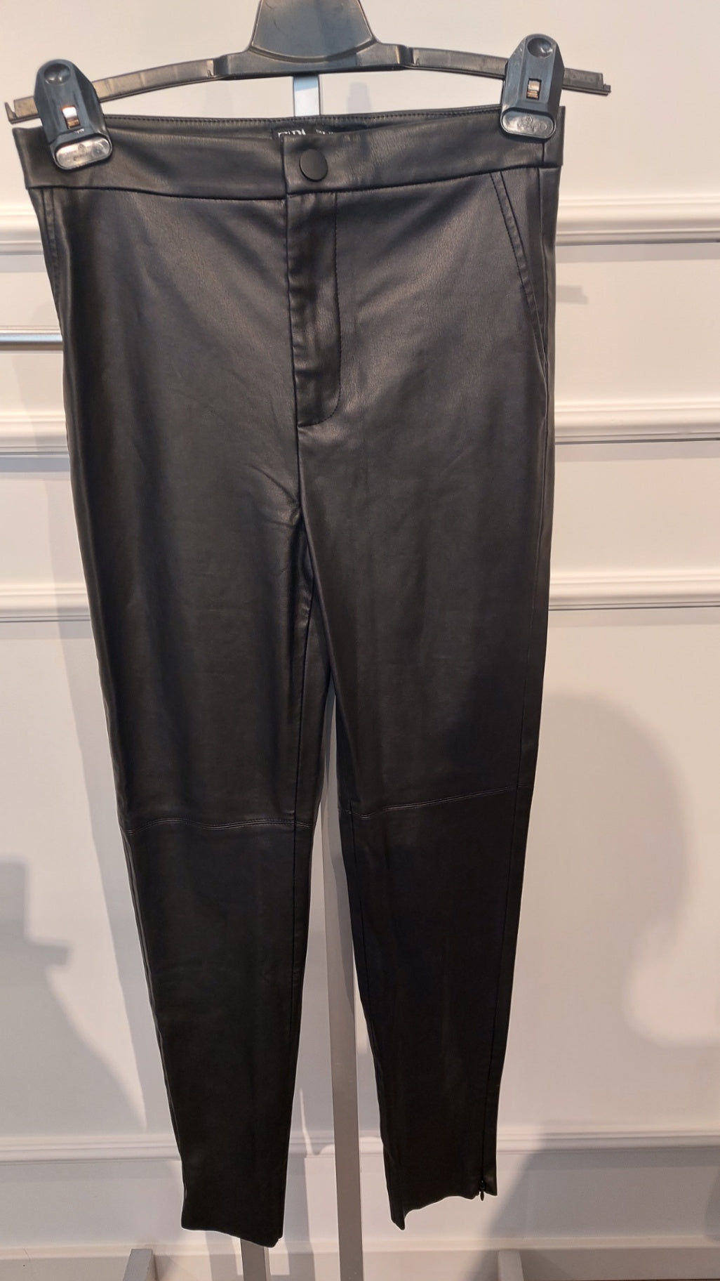 M Zara Hose Schwarz mit Knopf