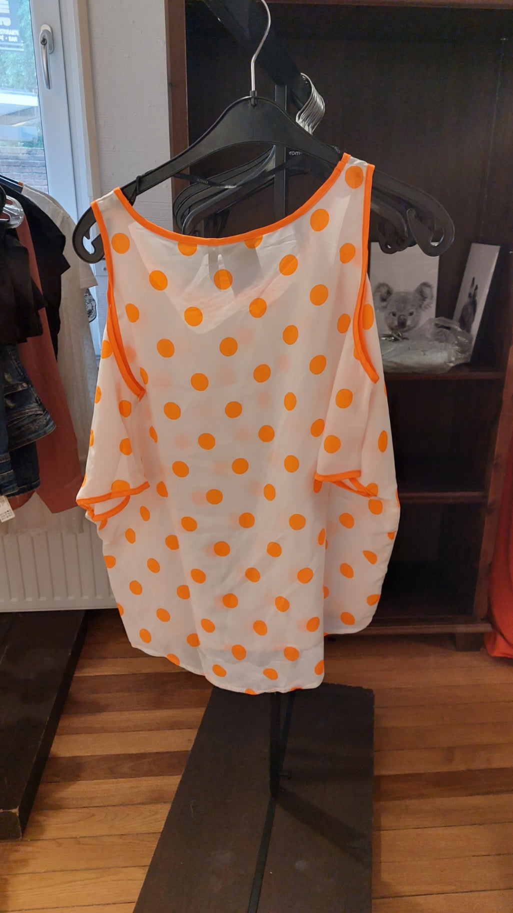 ONLY Shirt Weiß mit orange Punkten