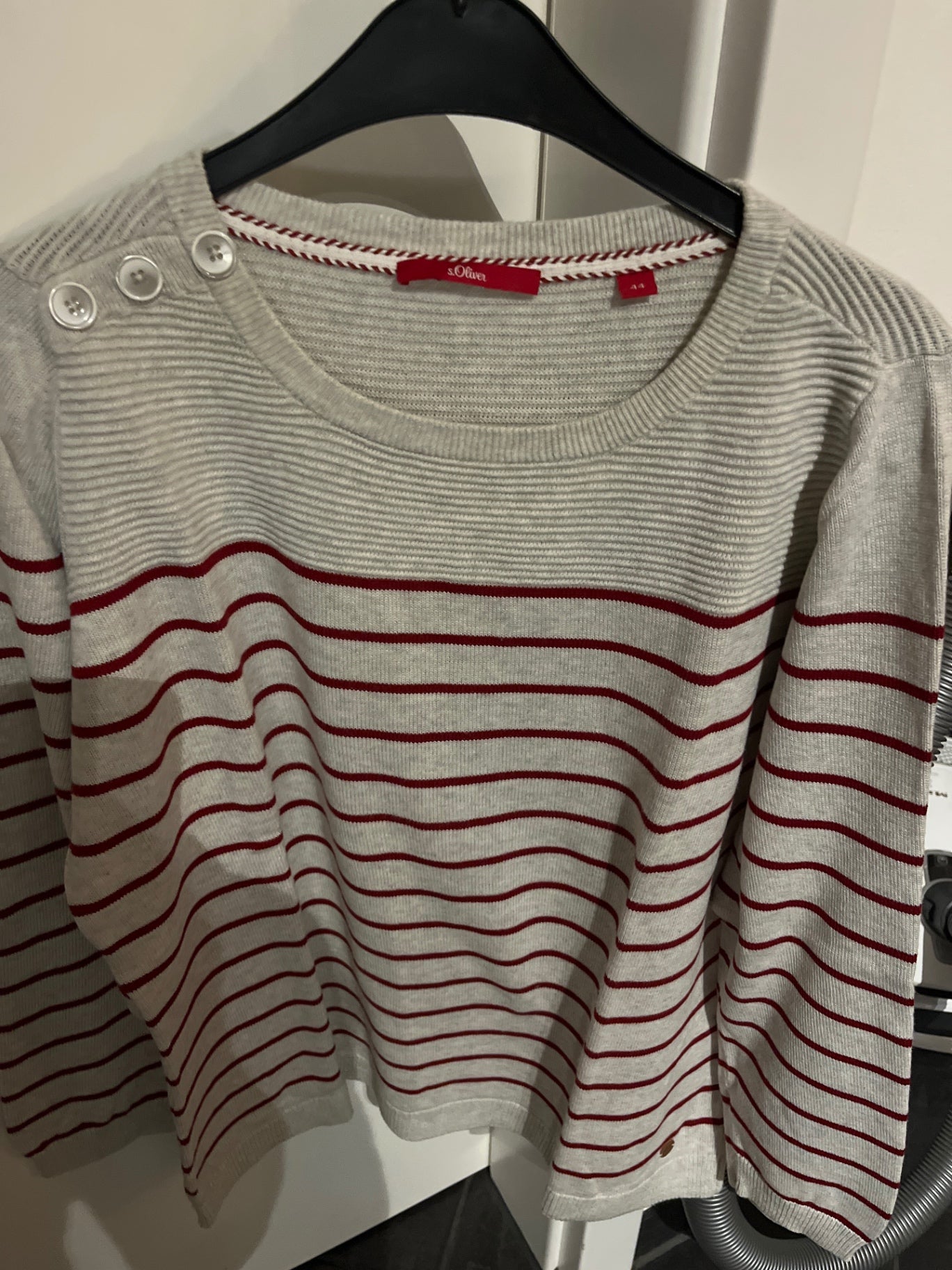 s.Oliver Pullover Grau mit roten Streifen