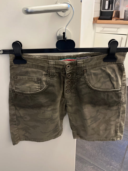 Please Shorts Olivgrün Camouflage