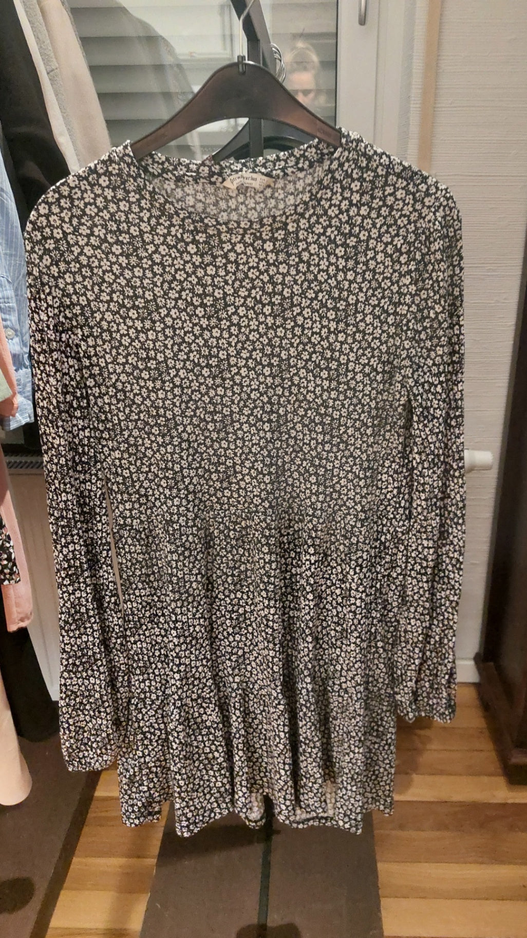 Stradivarius  Kleid Schwarz mit weißen Blumenmuster