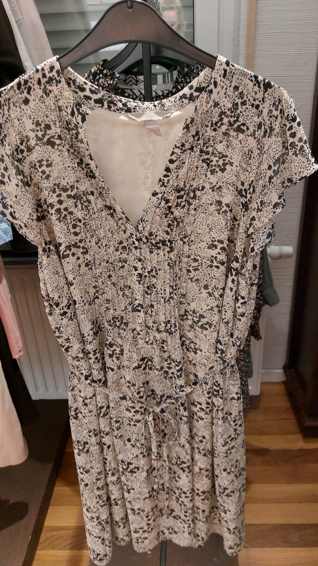 HM Kleid Weiß mit schwarzen Mustern