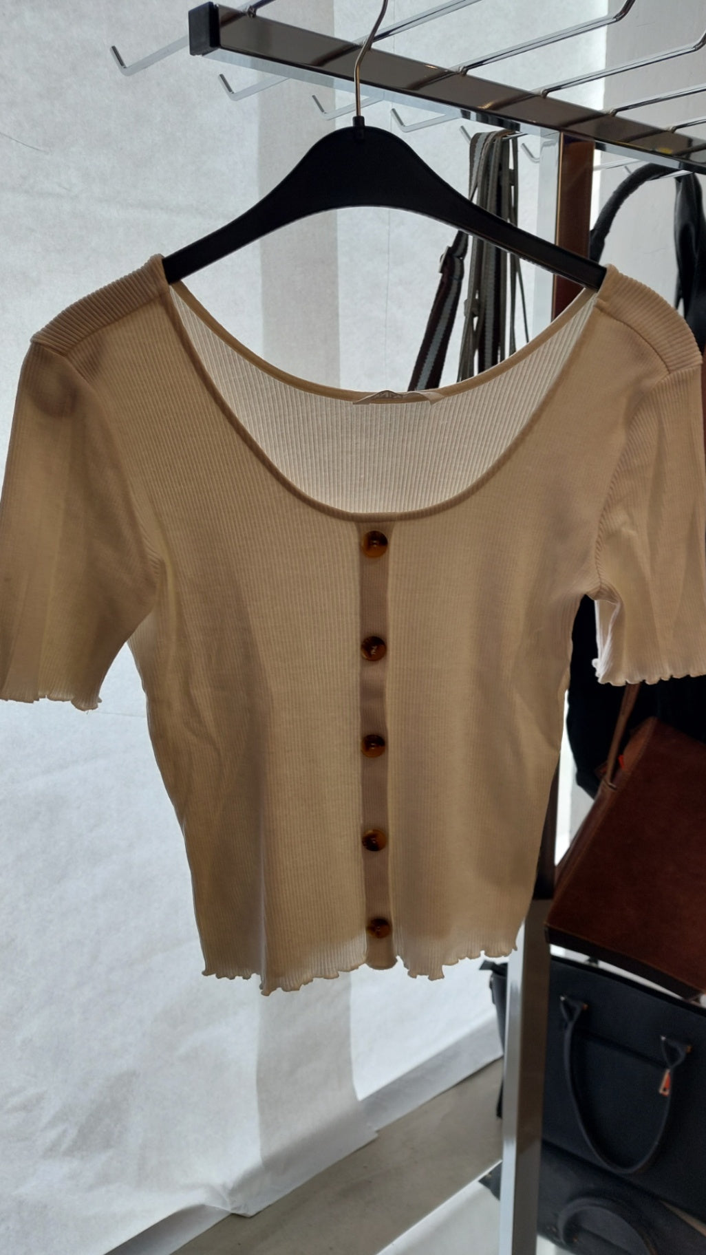 ONLY T-Shirt Weiß mit braunen Knöpfen