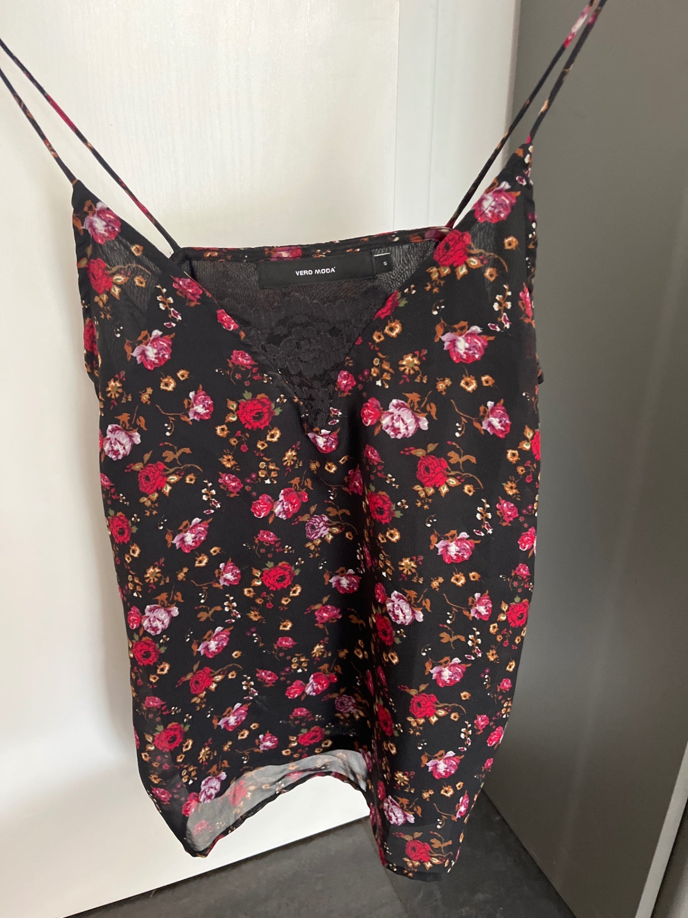Vero Moda Top Schwarz mit buntem Blumenmuster