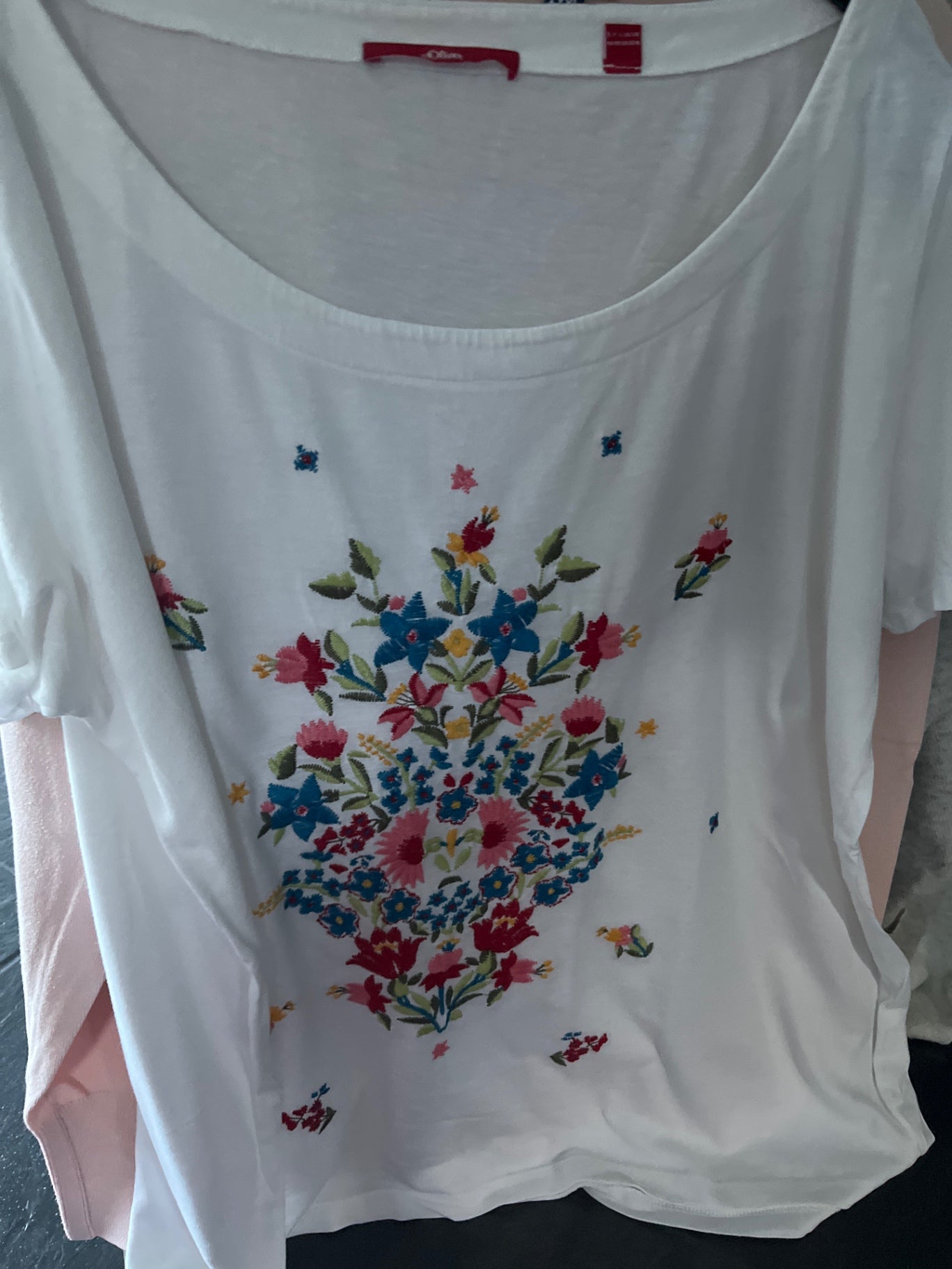 s.Oliver T-Shirt Weiß mit Blumenstickerei