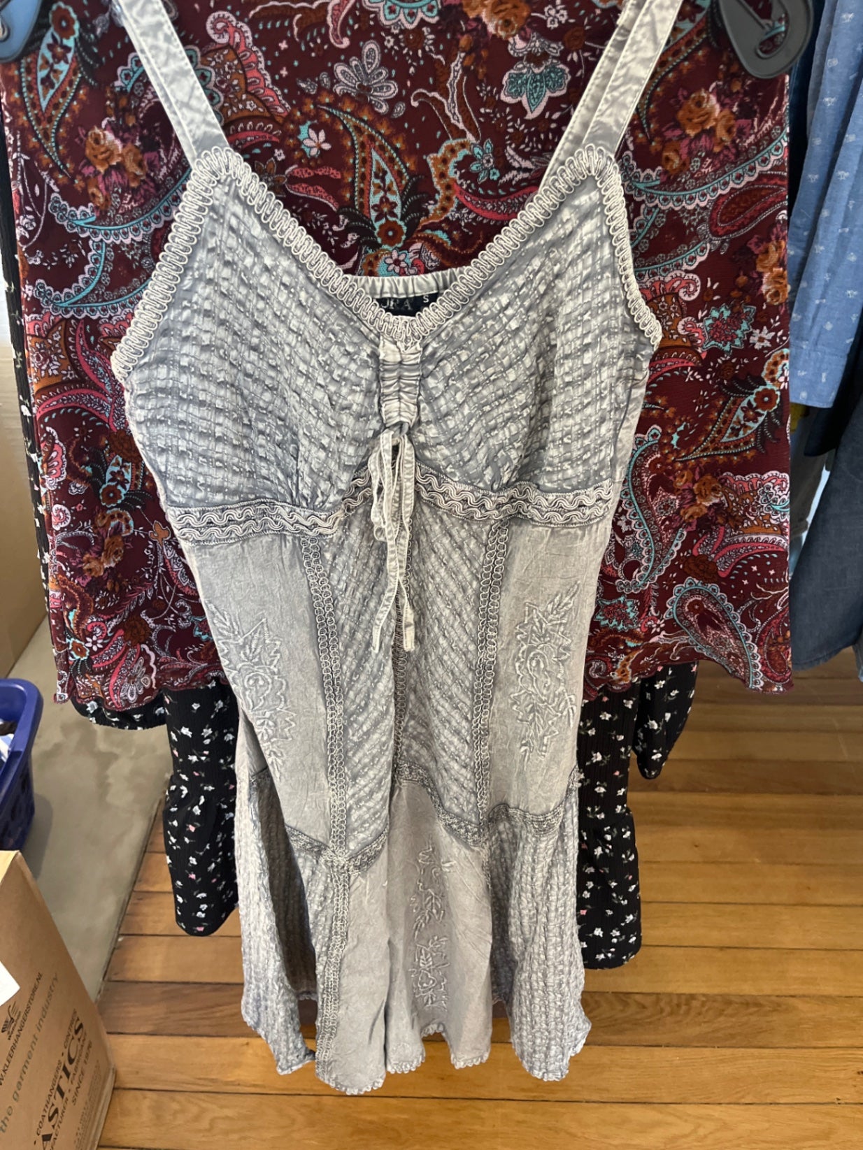 Elora Kleid Grau