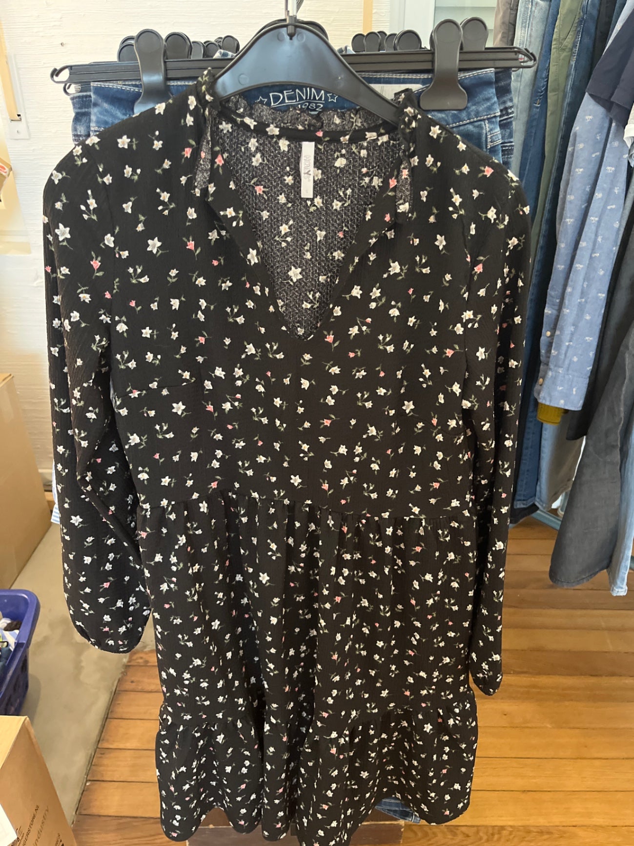 Hailys Kleid Schwarz mit Blumenmuster