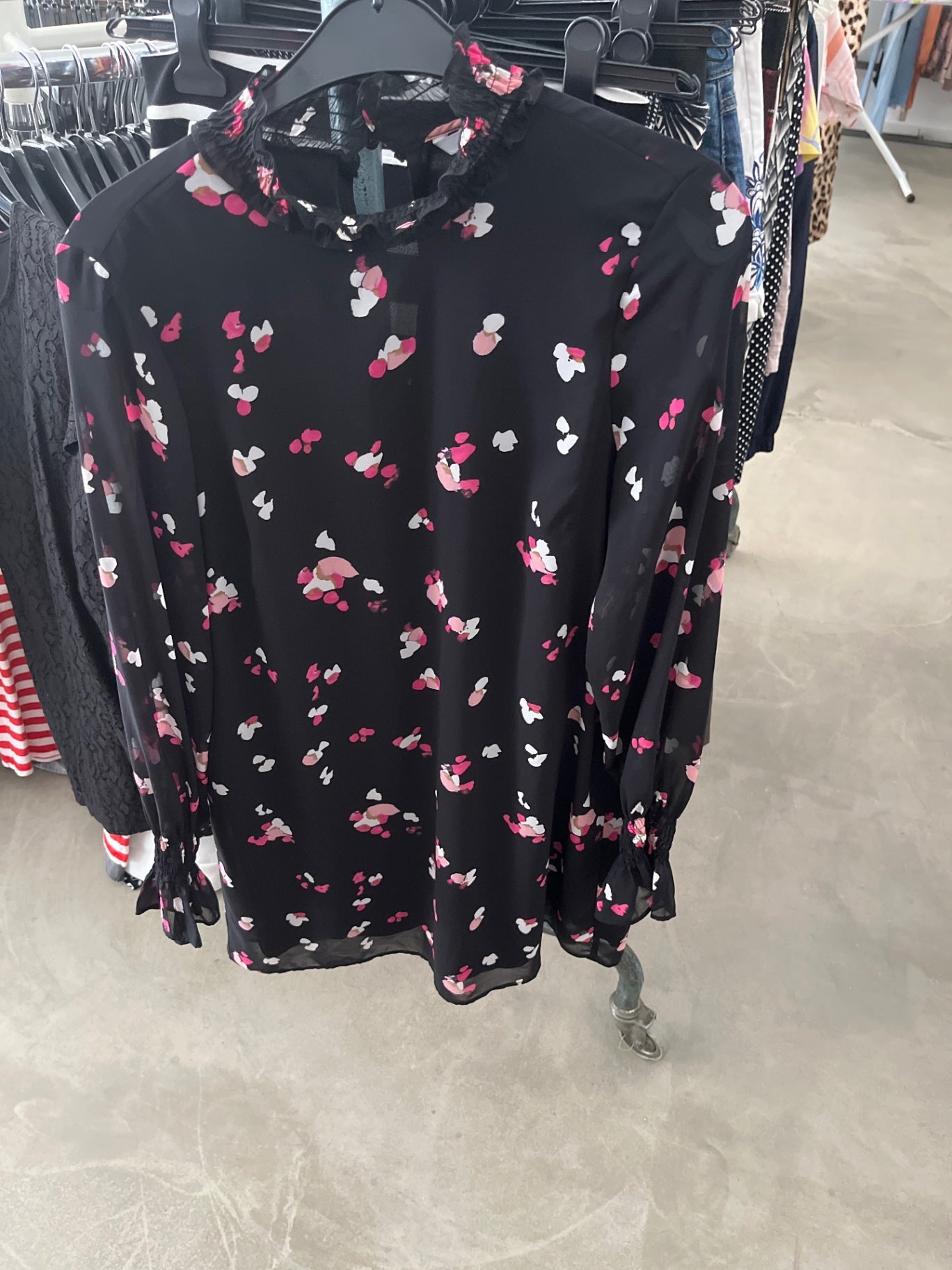 H&M Bluse Schwarz mit rosa und weißen Mustern