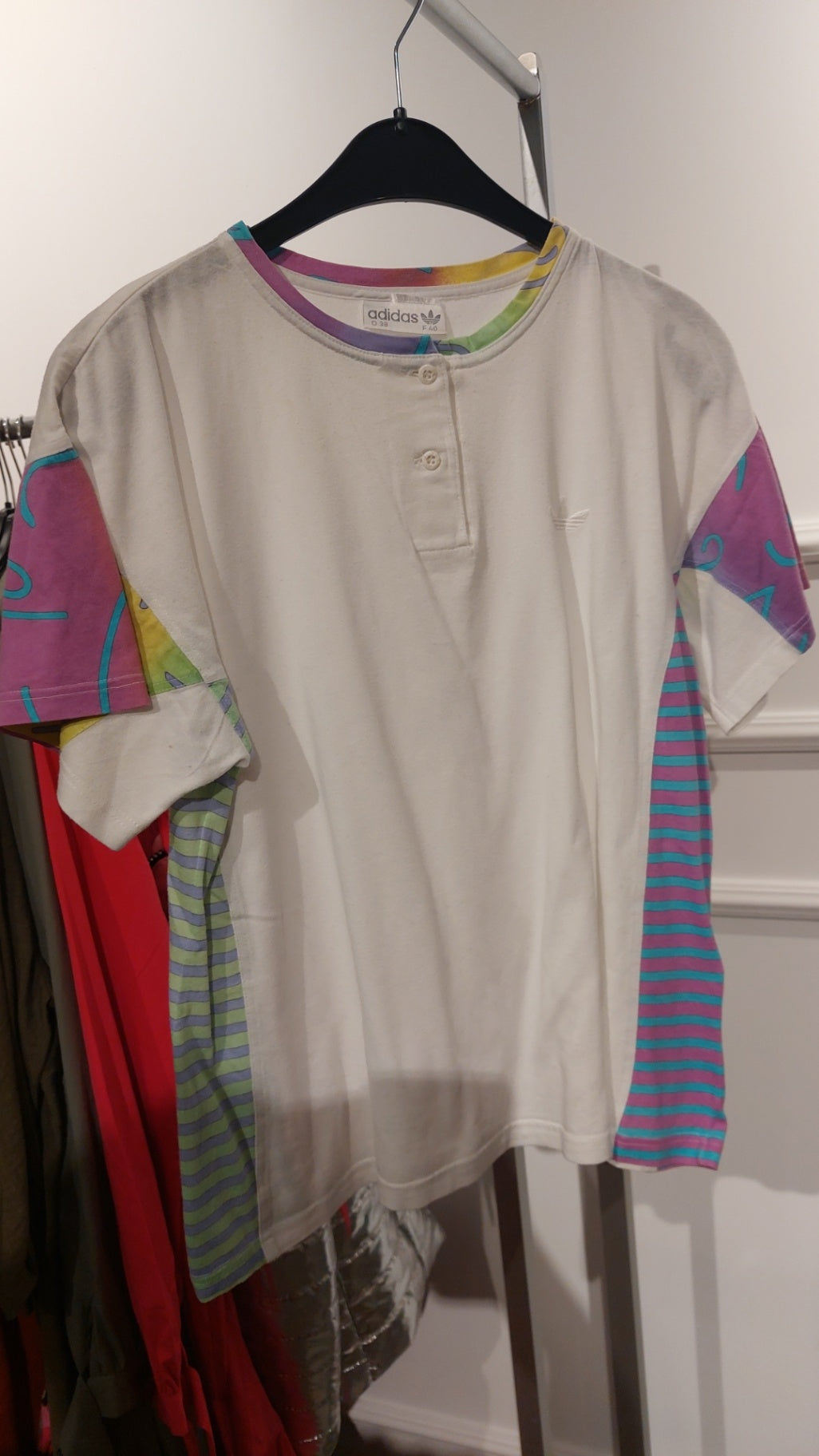 Adidas T-Shirt Weiß mit bunten Akzenten