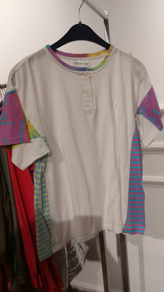 Adidas T-Shirt Weiß mit bunten Akzenten
