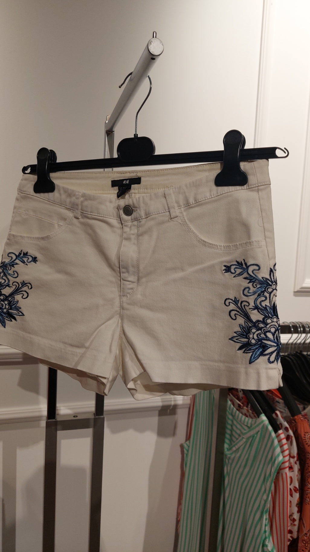 H&M Shorts Weiß mit blauen Blumen