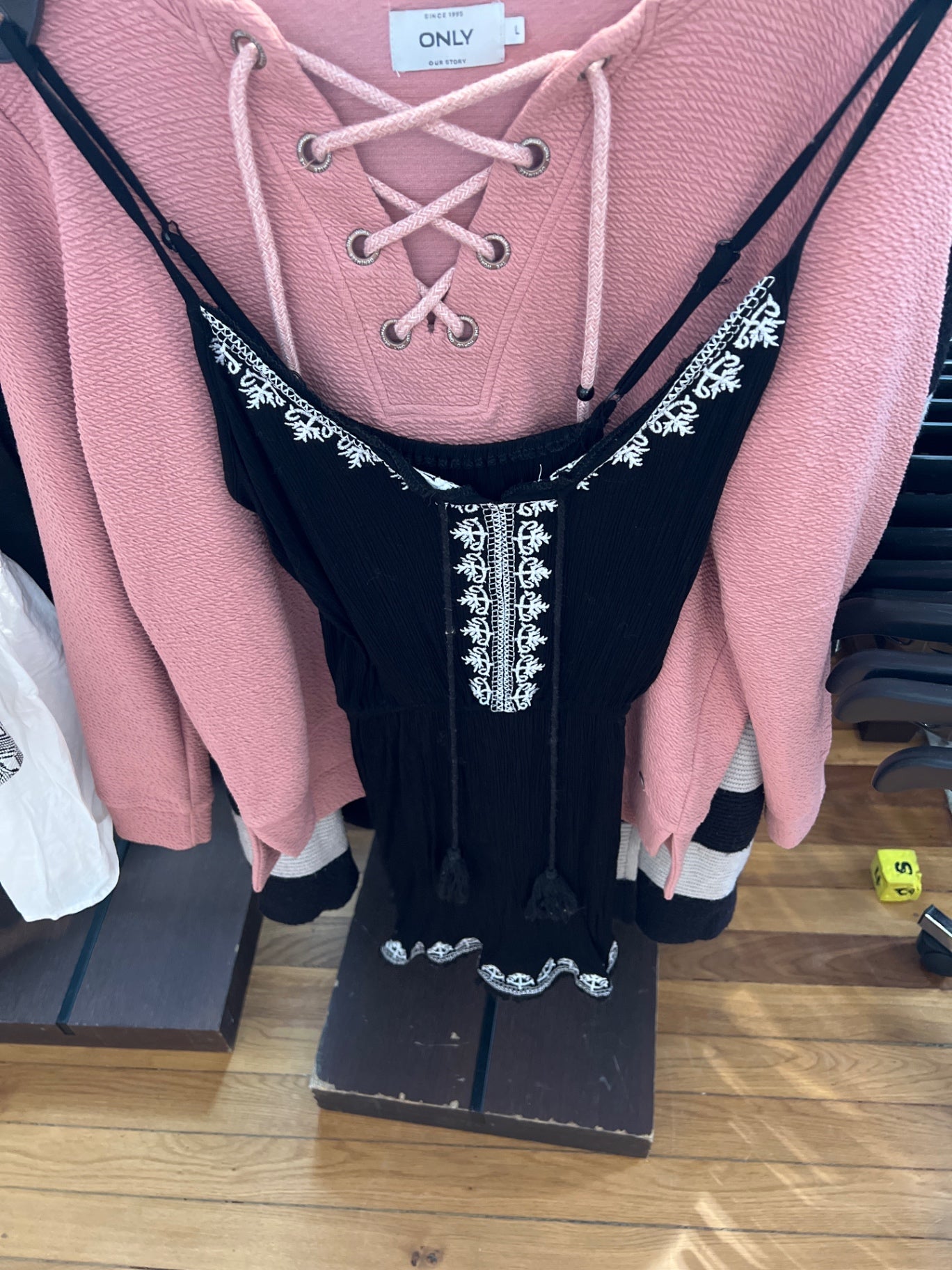 Unbekannt Kleid Schwarz- mit weißer Bestickung