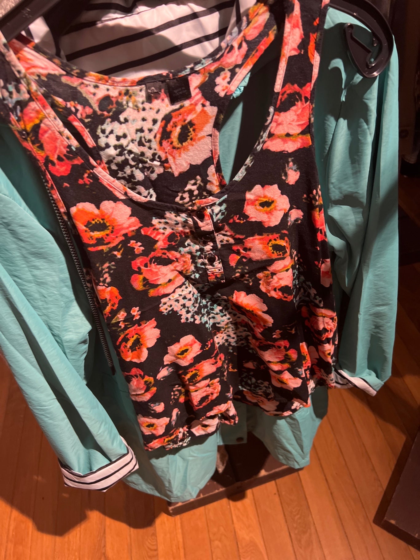 Unbekannt Top Schwarz mit buntem Blumenmuster