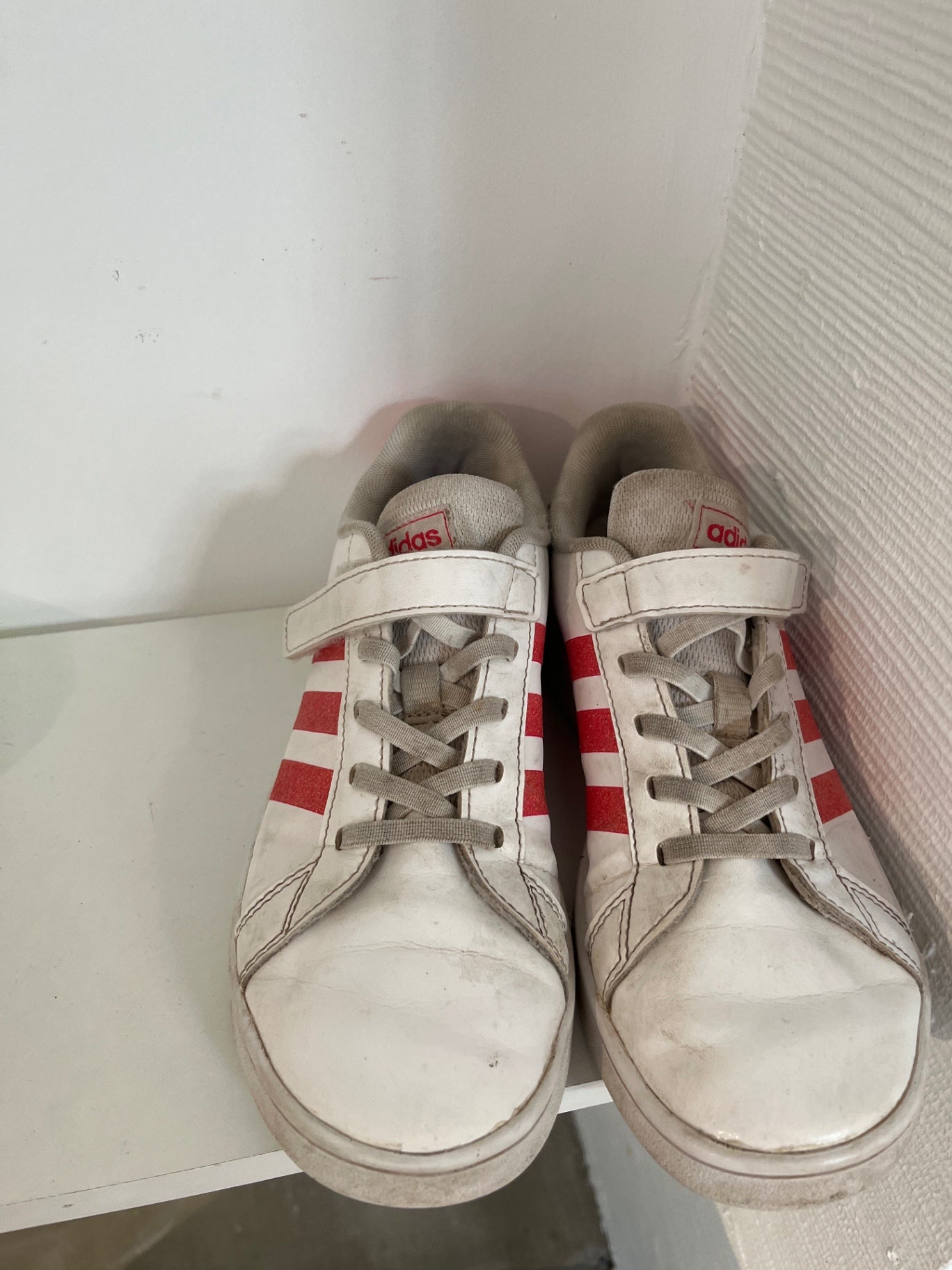 Adidas Schuhe Weiß und Rot