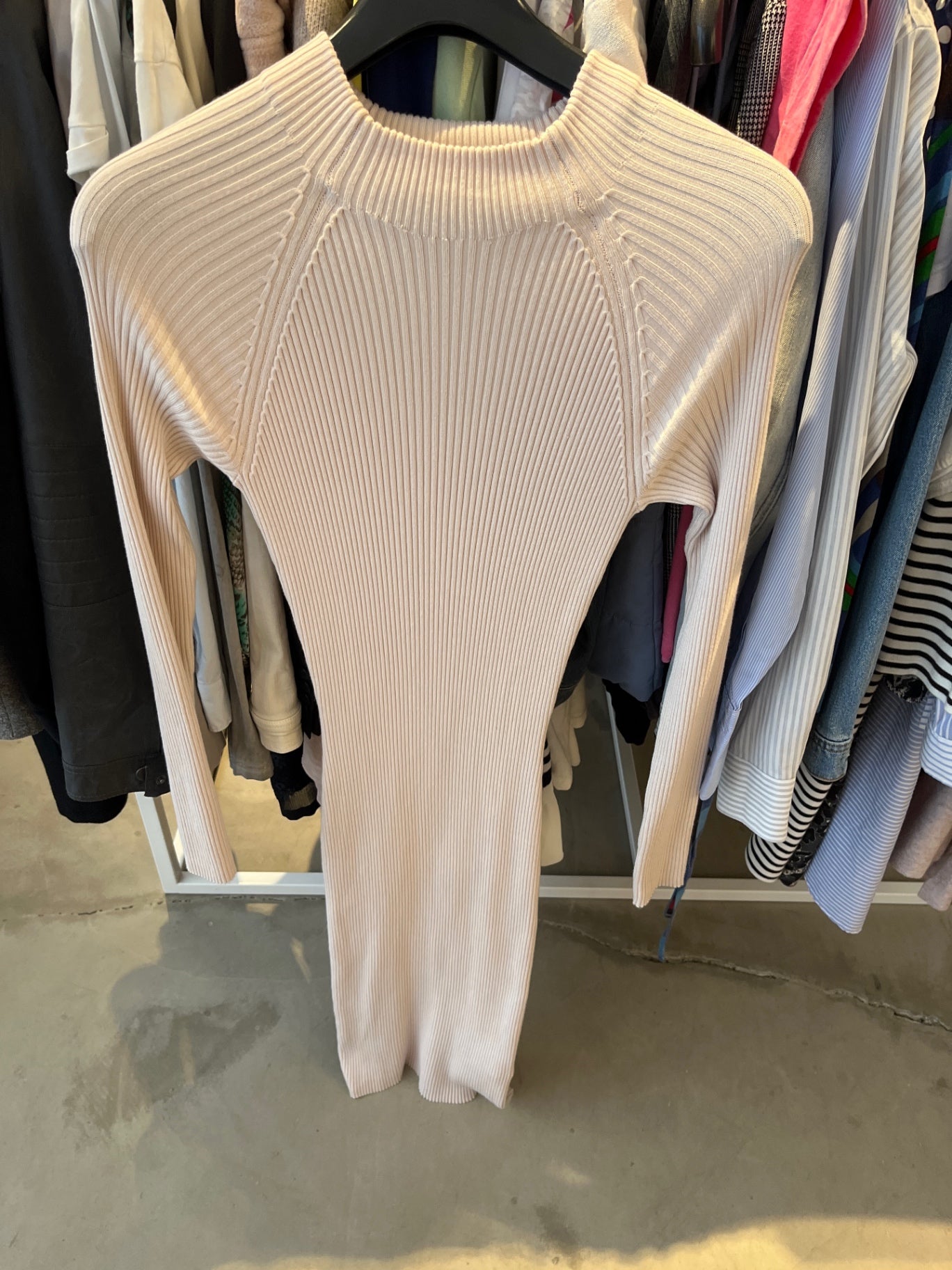 Reserved Pullover-Kleid Beige