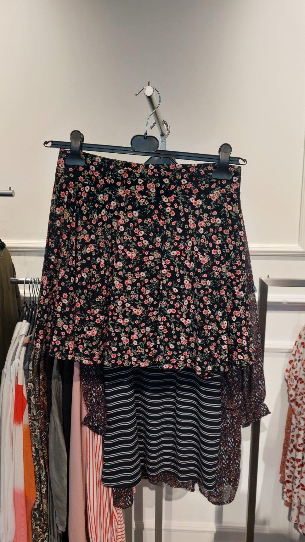 Clockhouse Rock Schwarz mit buntem Blumenmuster